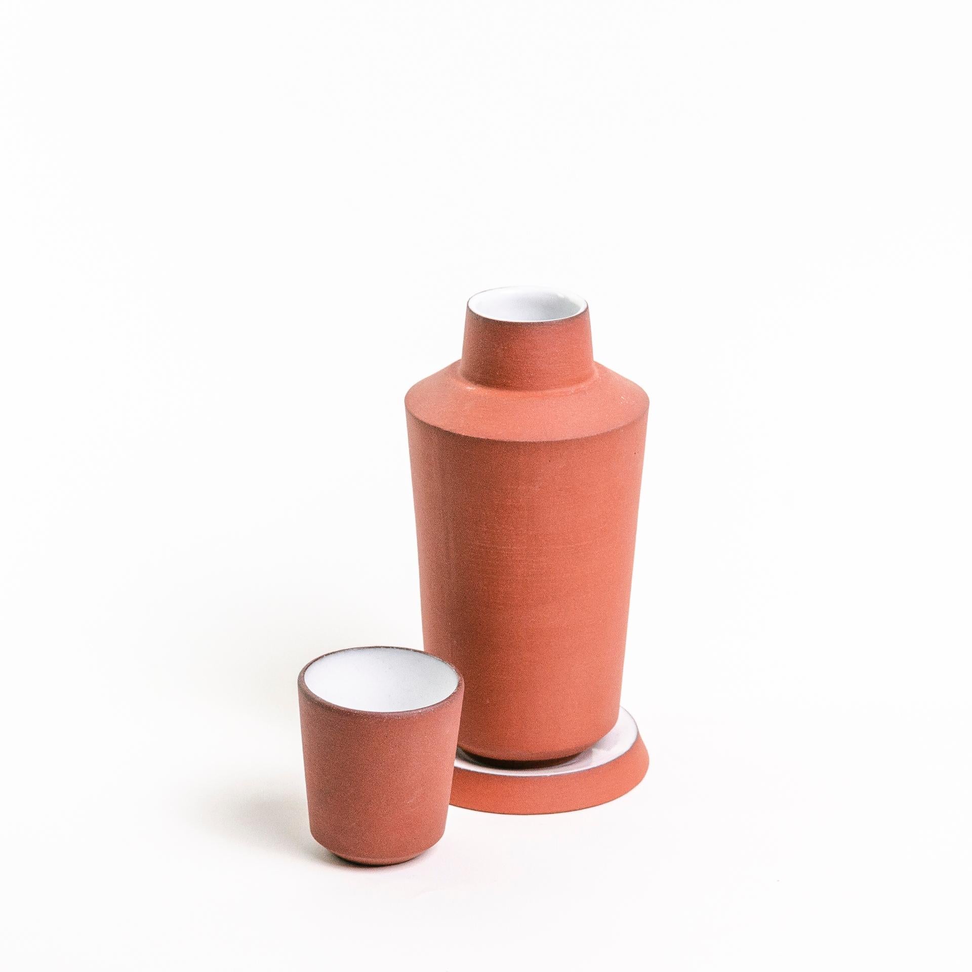.This Water carafe keeps the water always fresh, to spend the day by your side or fuel your sleep so that it remains fluid and invigorating. 
- Capacity: 600ml 
- Materials and finishes: Terracotta fired at high temperature with glazed