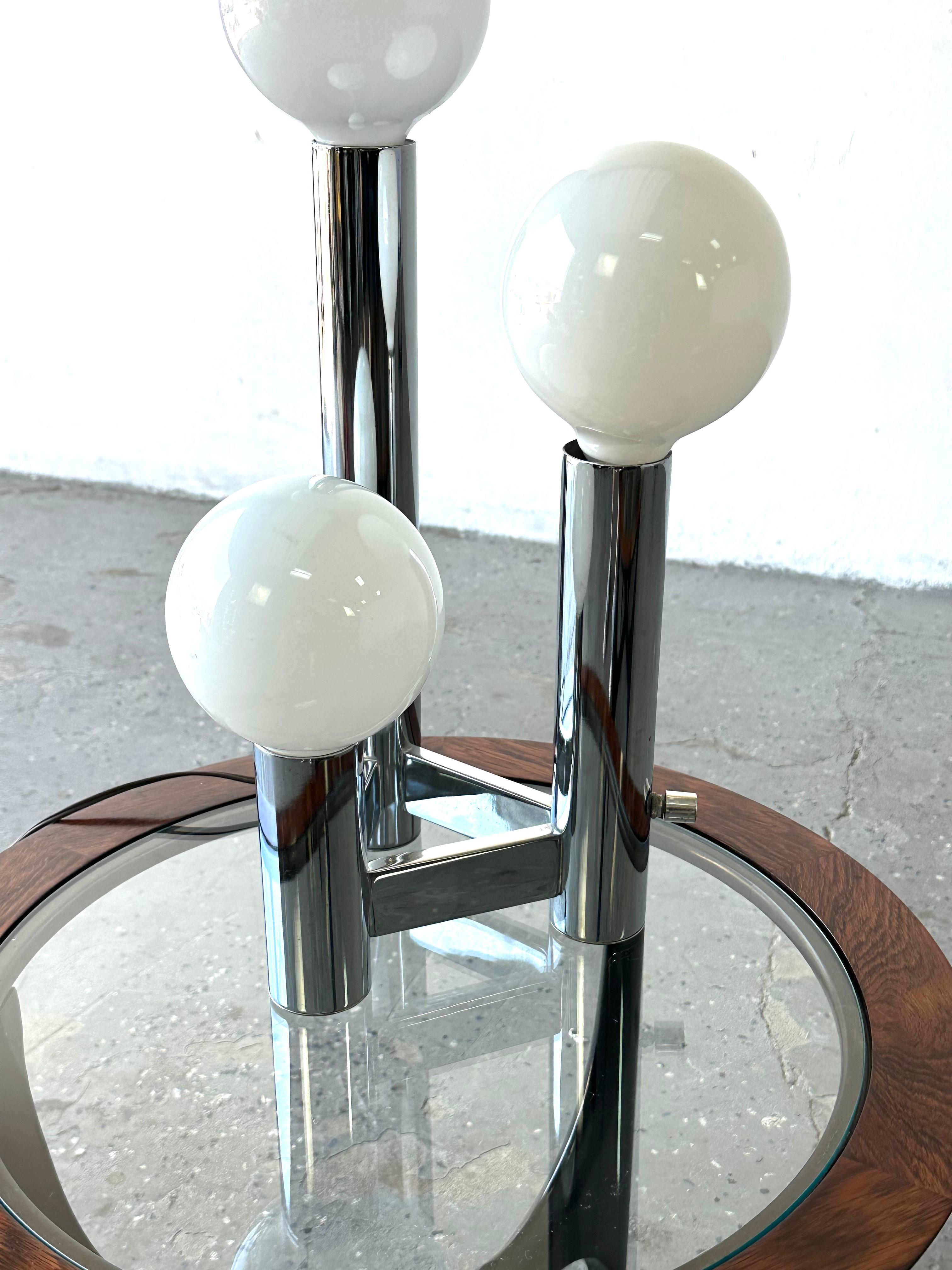 Moderne skulpturale tischlampe mit drei leuchtenden türmen aus chrom von J.T. Kalmar


Space Age Atomium Tischleuchte entworfen von J. T. Kalmar, Wien, 1970 , Atomium 