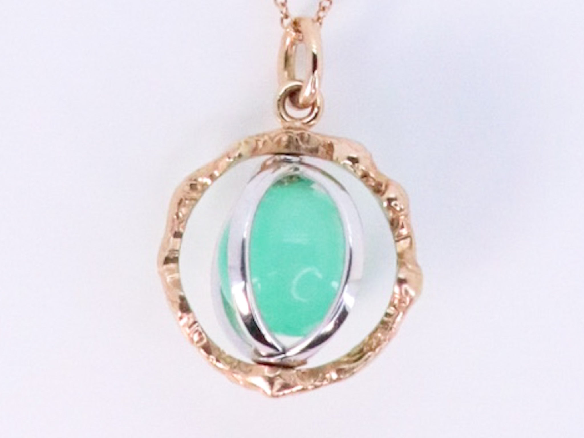 Collana d'oro 18k Made in Italy Crysoprase Changeable Gem Revolving Looping Essence.
Prova il benessere del suono e delle pietre preziose con la collana con ciondolo Sonoro.
Sblocca il tuo potenziale divino con il ciondolo Sonoro. 
Le gemme e i