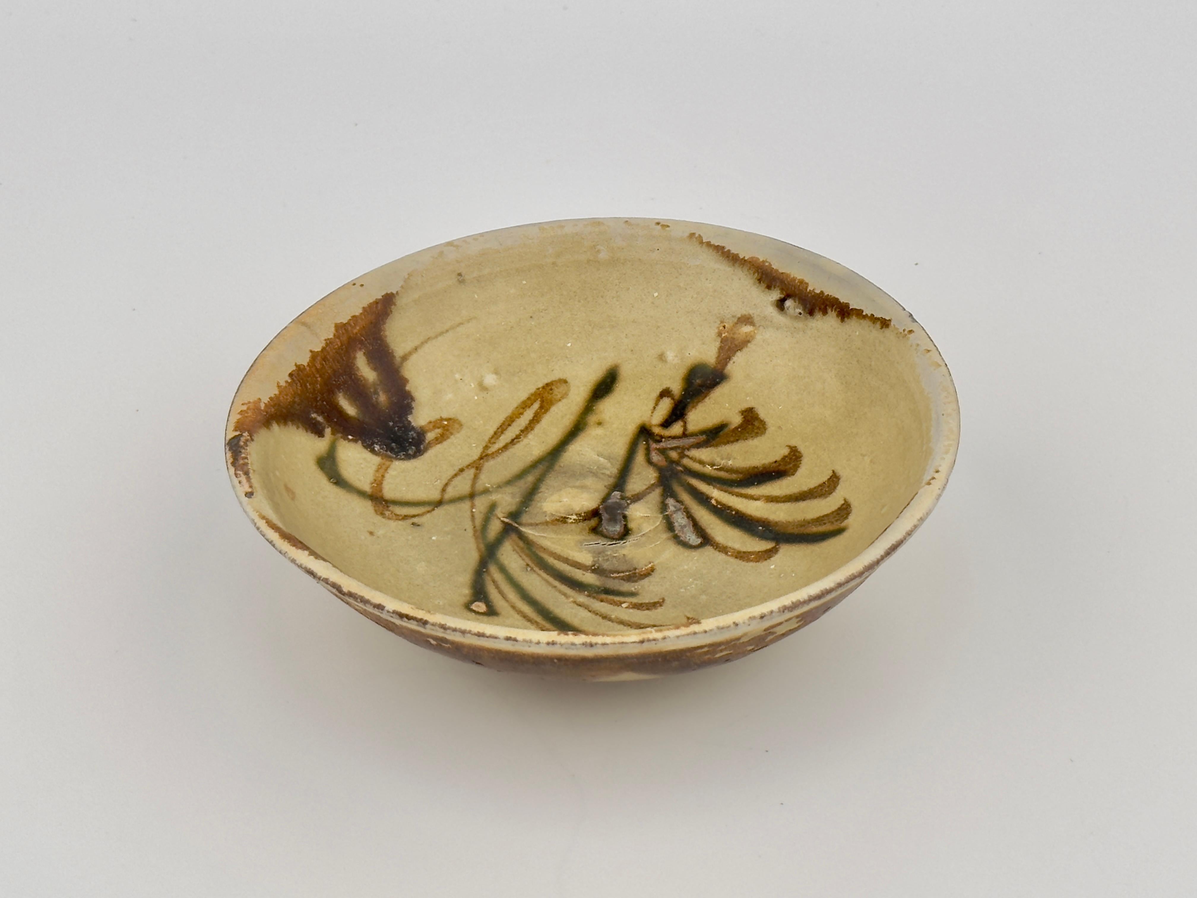 Chinese Changsha bowl with abstract pattern presumed to be Islamic symbols, Tang Dynasty For Sale