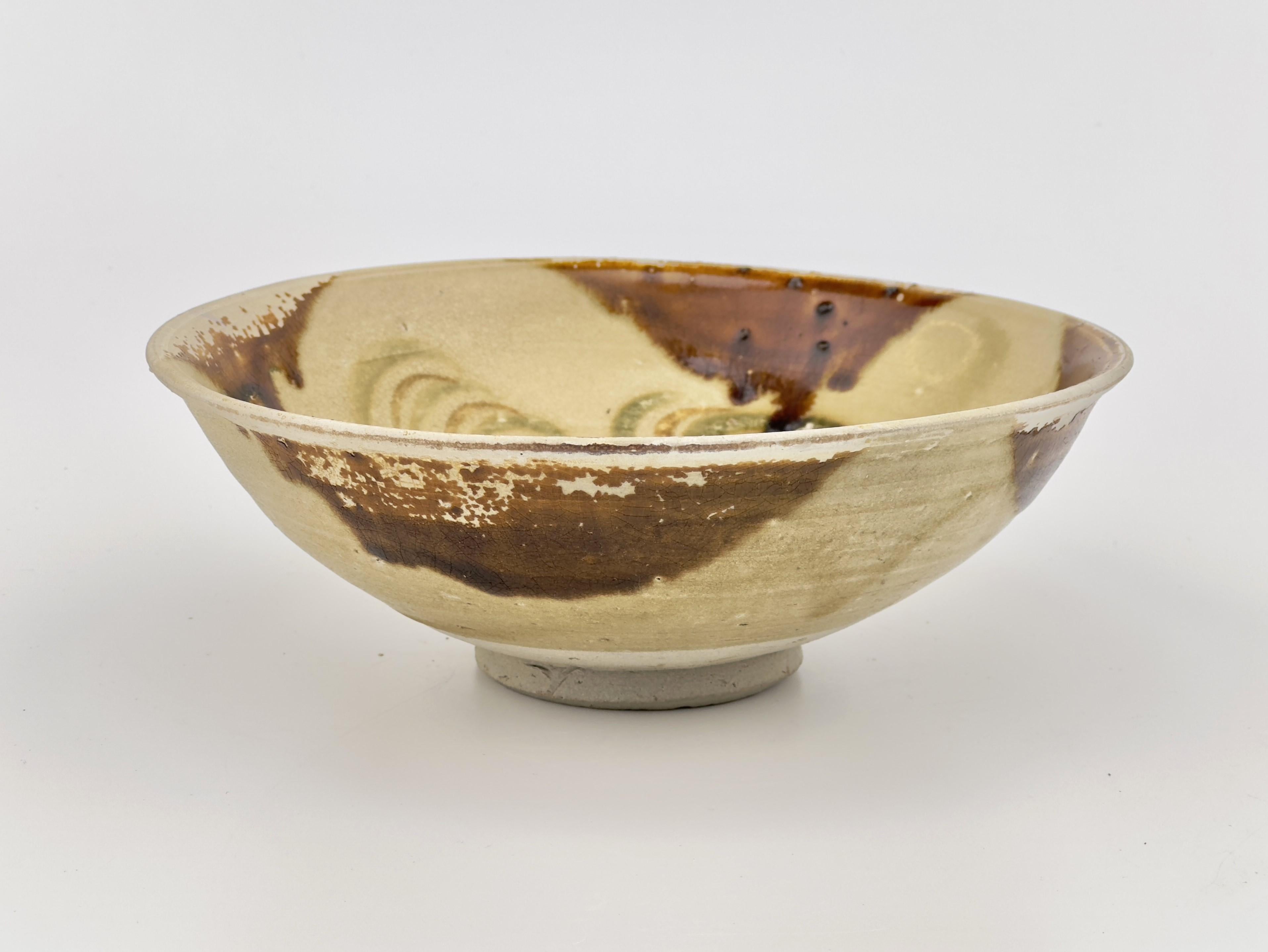 Chinese Changsha bowl with cloud or wind patterns, Tang Dynasty For Sale