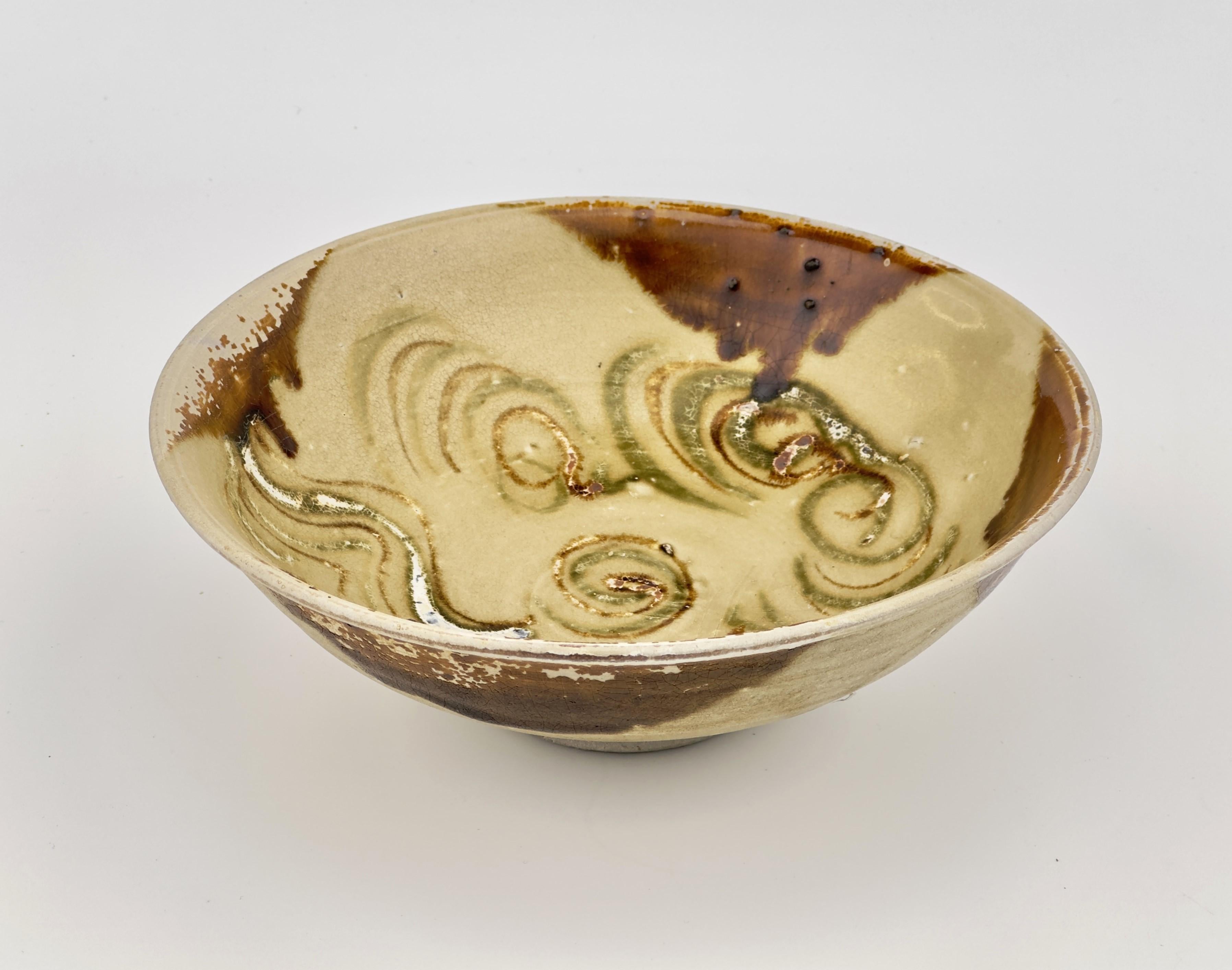 Changsha bowl with cloud or wind patterns, Tang Dynasty In Good Condition For Sale In seoul, KR