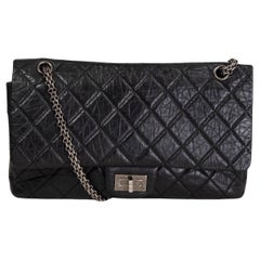 CHANLE Sac porté épaule 2.55 MAXI en cuir de veau noir matelassé et vieilli