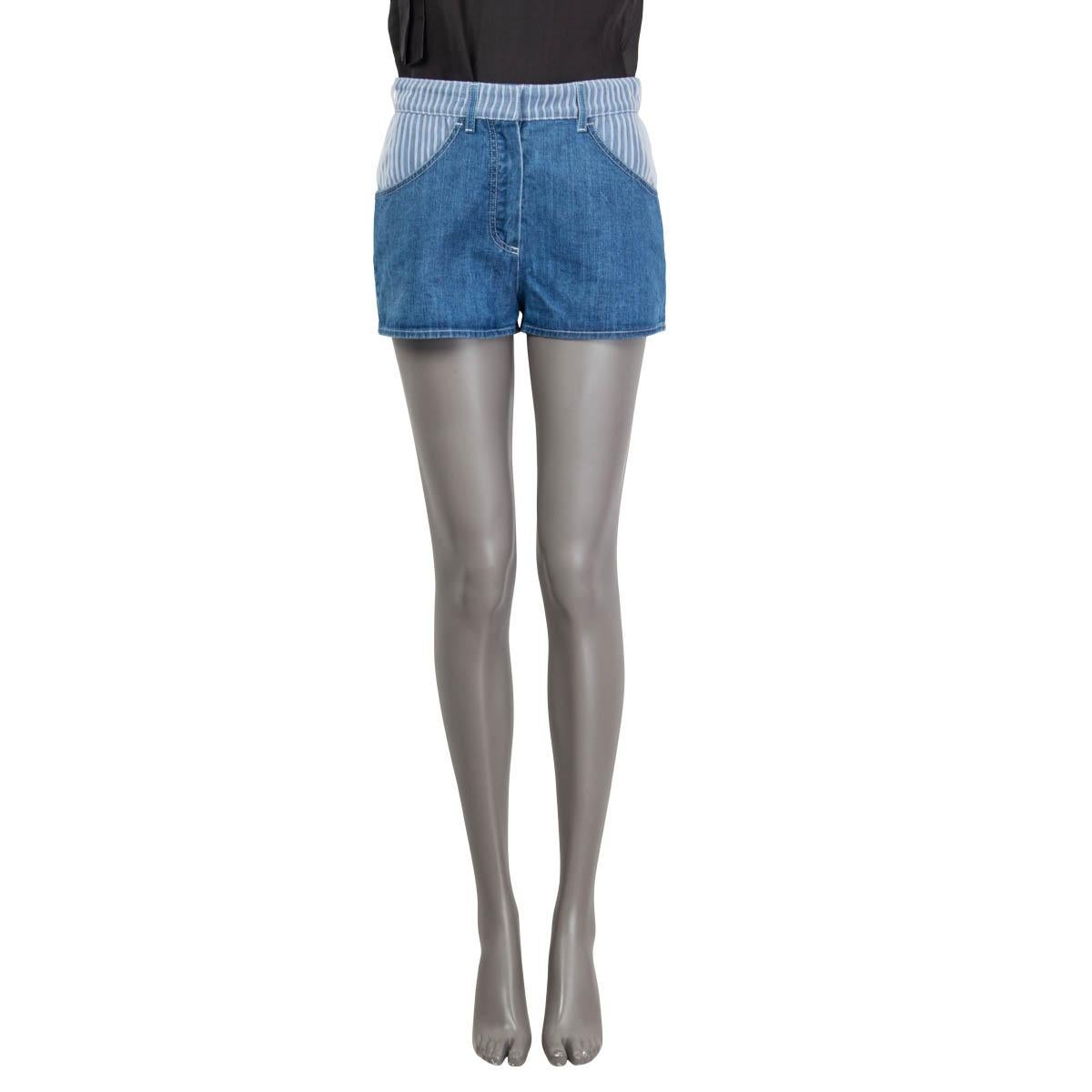 100% authentische Chanel Hot Pants Shorts aus blauer Denim-Baumwolle (100%) und weißem Polyester (100%) mit Plissee-Details auf der Vorder- und Rückseite. Wurde mit einem kleinen Riss an der Gürtelschlaufe und an der Gesäßtasche getragen. Insgesamt