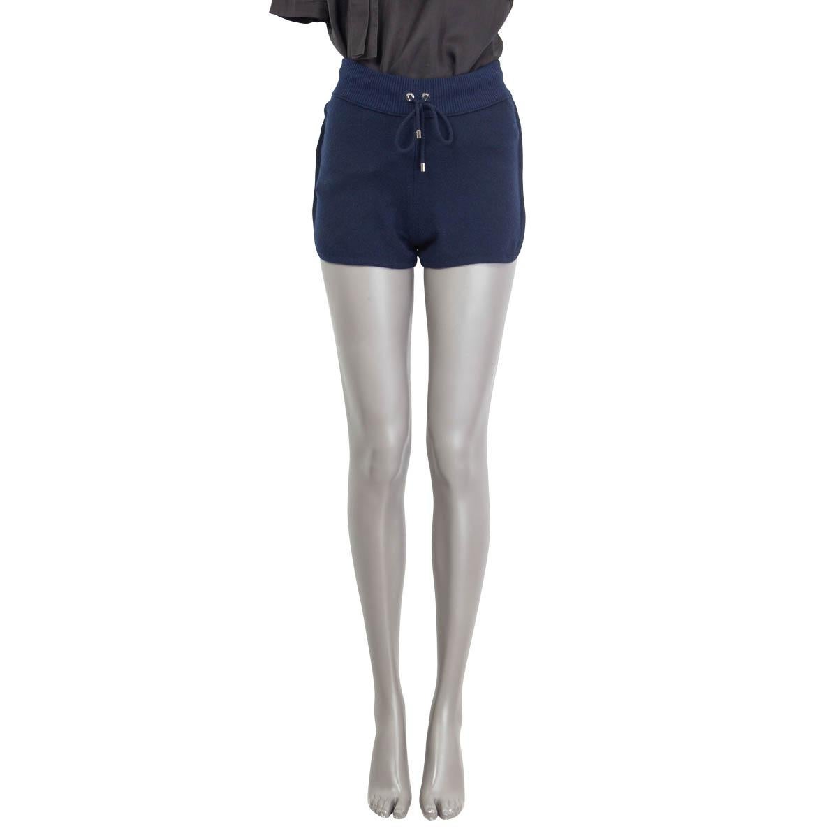 100% authentische Chanel Frühling 2012 gestrickte Hot Pants Shorts in marineblauem Kaschmir (100%). Kordelzug in der Taille und aufgesetzte Tasche auf der Rückseite. Brandneu.

Messungen
Tag Größe	36
Größe	XS
Taille	62 cm (24,2 Zoll) bis 80 cm (31,2