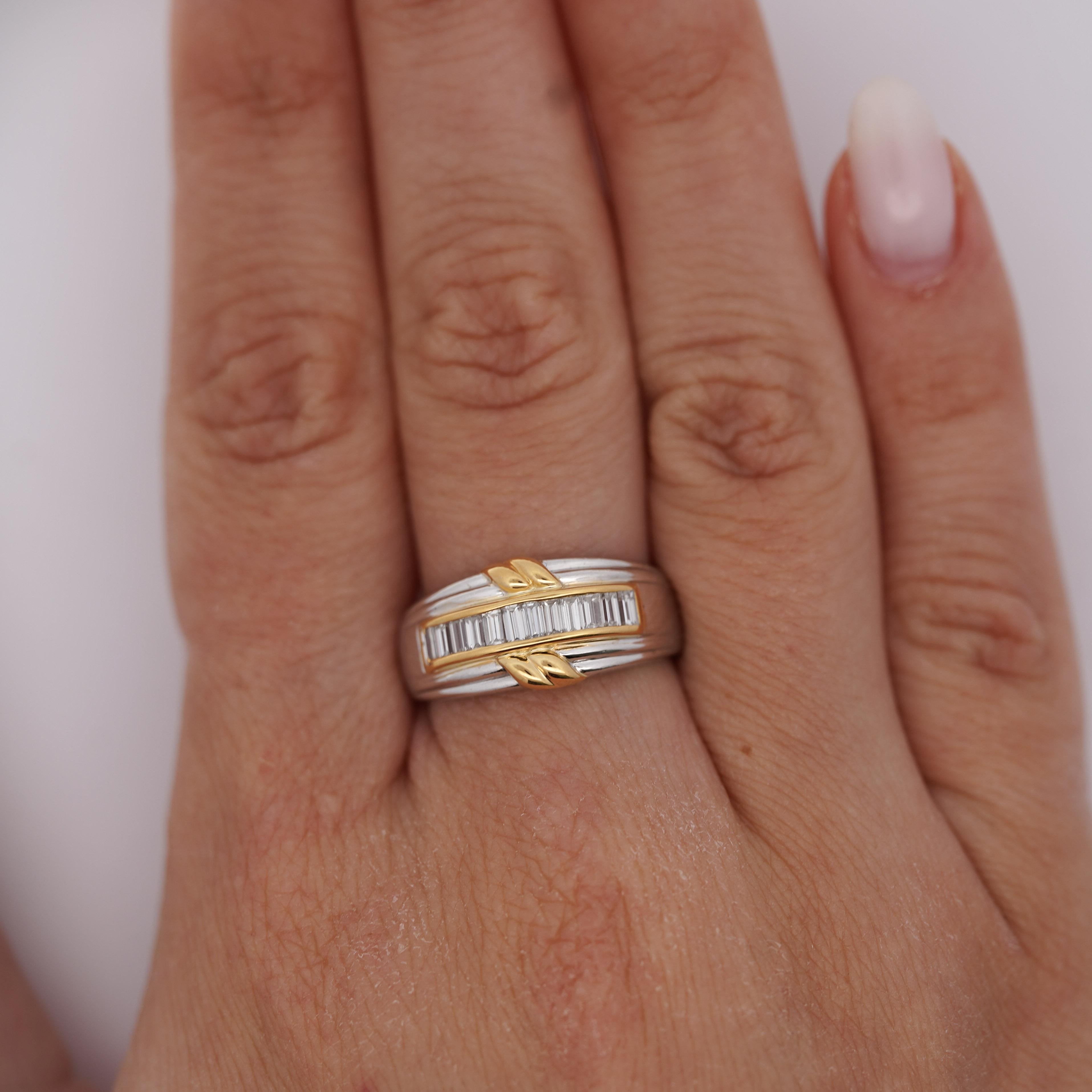 Bague en platine et or jaune 18 carats sertie de diamants baguettes de couleur F-G et de pureté VS1-VS2, d'une valeur de 0,63 carats. Bague de taille 7.75, ajustable, pesant 8.14 grammes avec une largeur de bande de 9.6mm et des accents décoratifs
