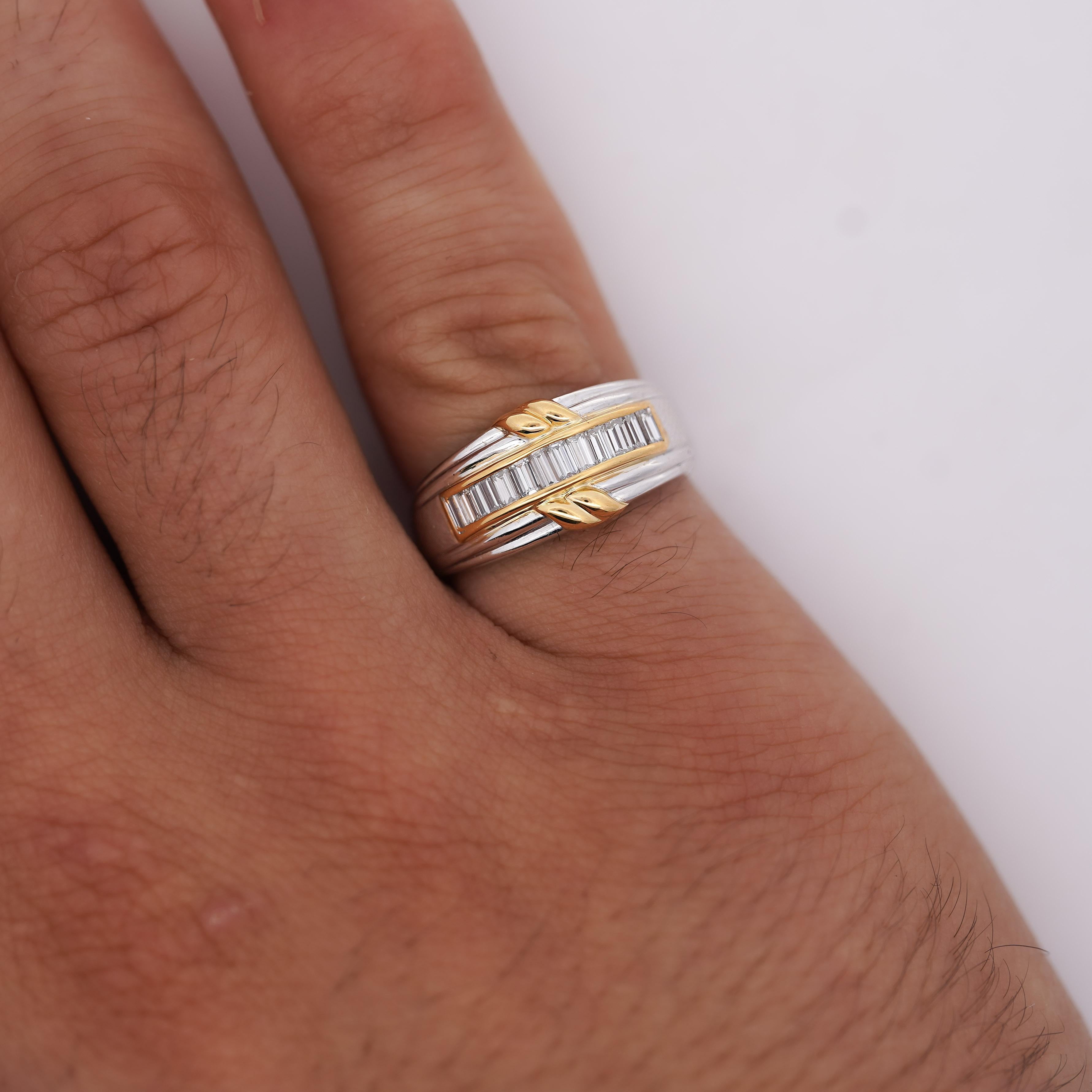 Taille baguette Bague en or 18K avec diamant baguette en canal Platine en vente