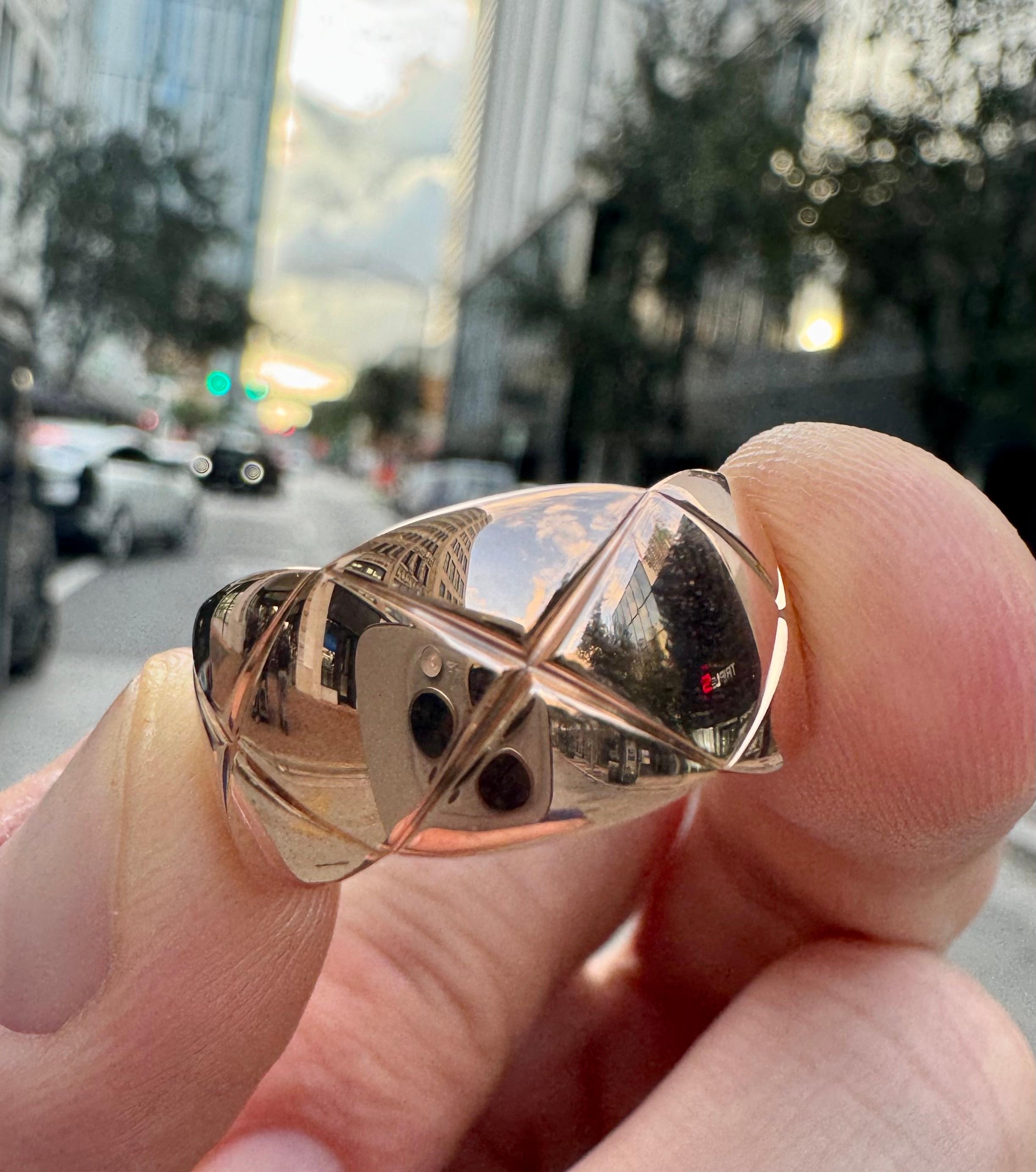 Channel CoCo Crush Bague à motif matelassé grande version en or beige 18 carats taille 8,75 Excellent état - En vente à MIAMI, FL