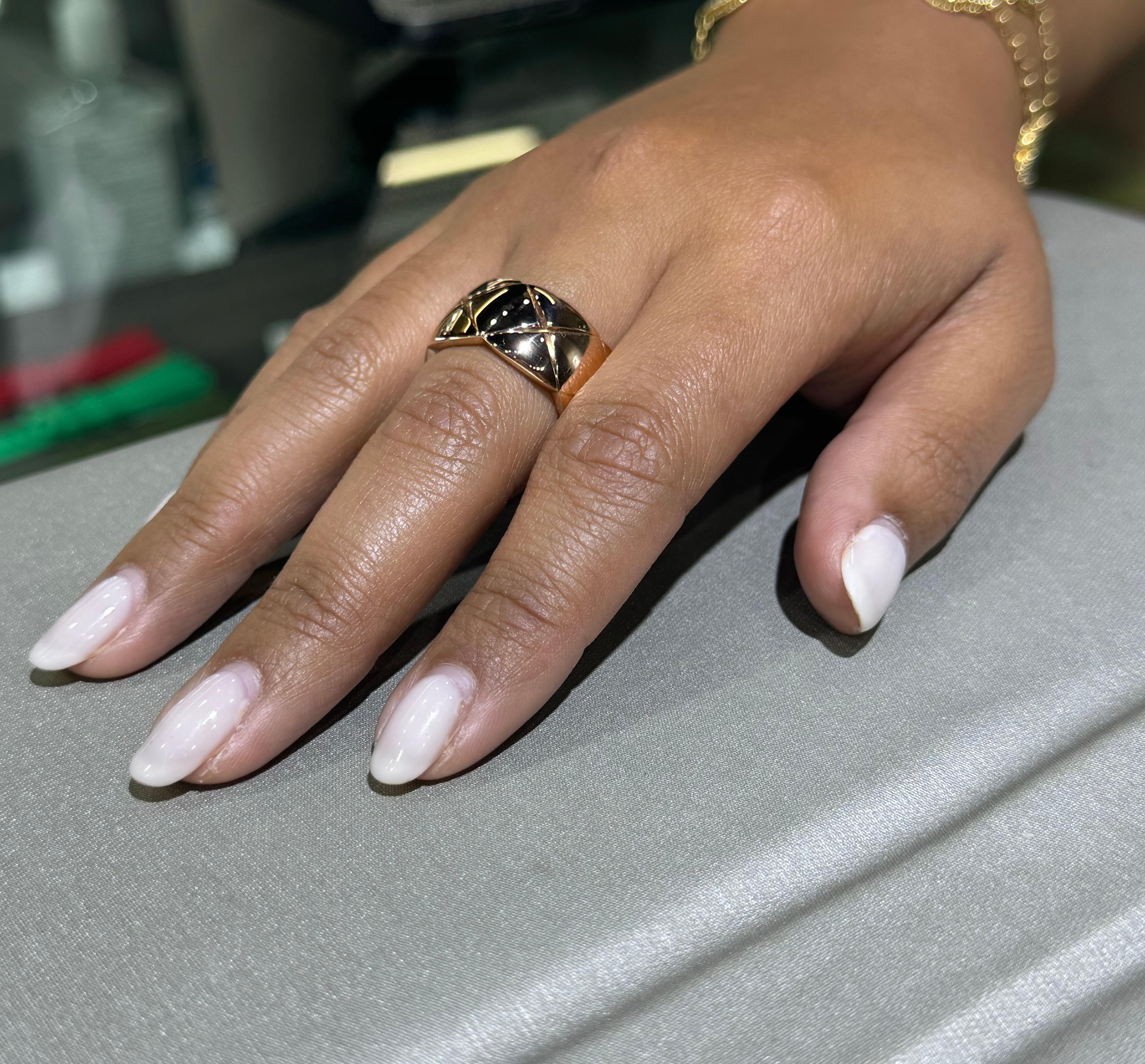 Channel CoCo Crush Bague à motif matelassé grande version en or beige 18 carats taille 8,75 Unisexe en vente