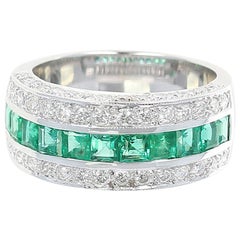 Bague à anneau en émeraudes carrées serties en canal invisible et diamants ronds