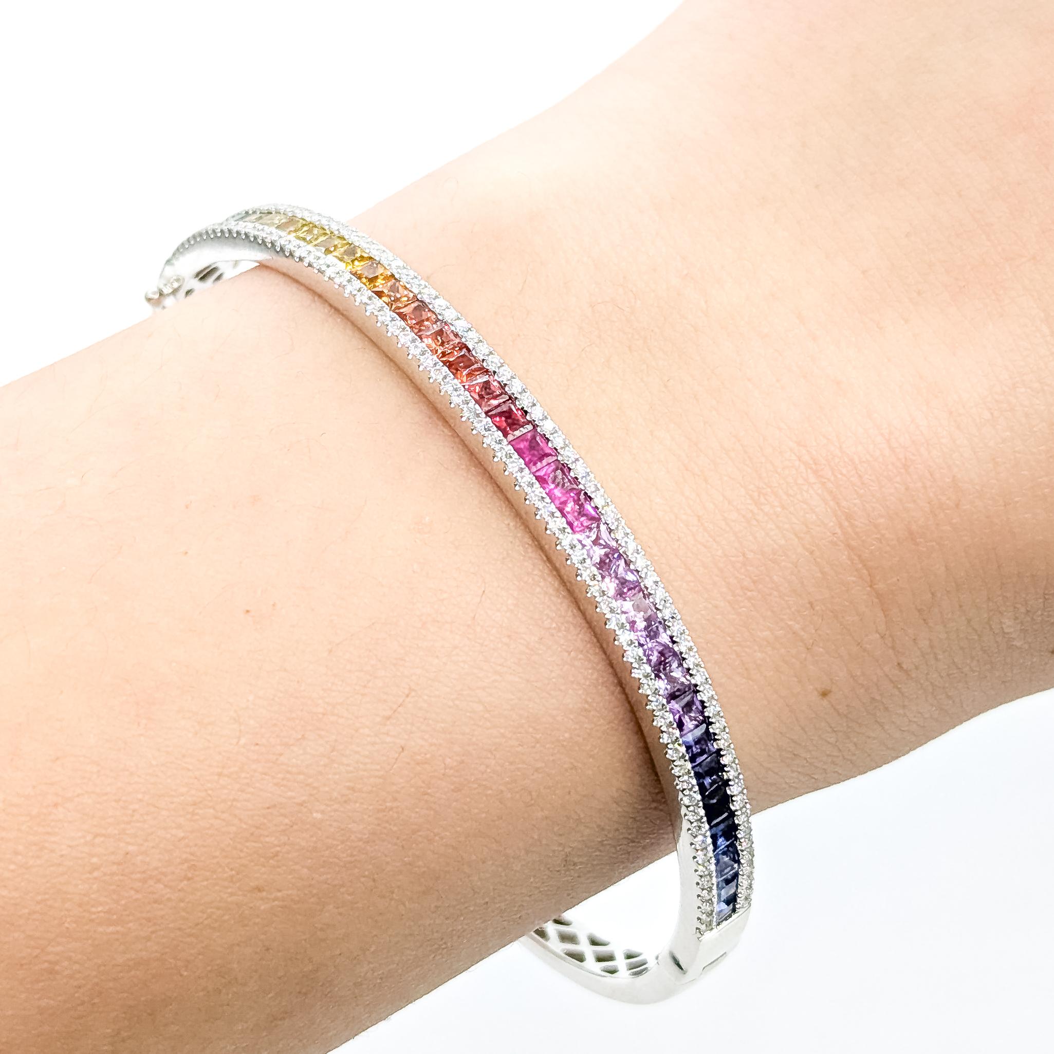Kanal Saphir & Diamant-Armband in 14k

Dieses Armband ist aus 14-karätigem Weißgold gefertigt und zeigt in einem nahtlosen Farbverlauf angeordnete Regenbogensaphire. Die Saphire haben insgesamt 3,35 ct und werden von einer Reihe runder Diamanten von