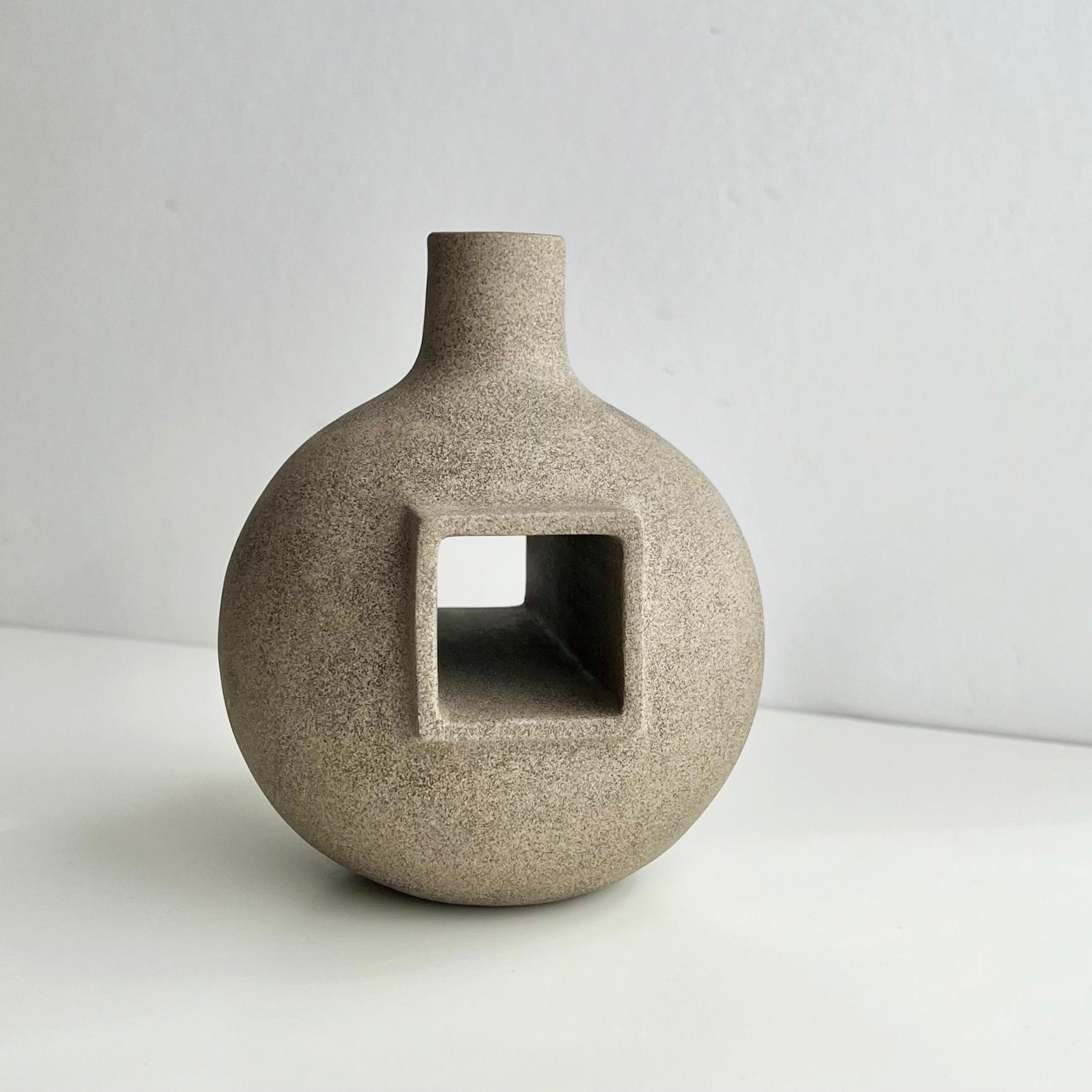 Vaso scultoreo Chanel di Karin Amdal
Unico nel suo genere.
Dimensioni: P 14 x L 13 x H 15,5 cm.
Materiali: Ceramica / Gres grigio.

I pezzi sono fatti a mano, unici nel loro genere, e le dimensioni possono variare leggermente. Può essere realizzato