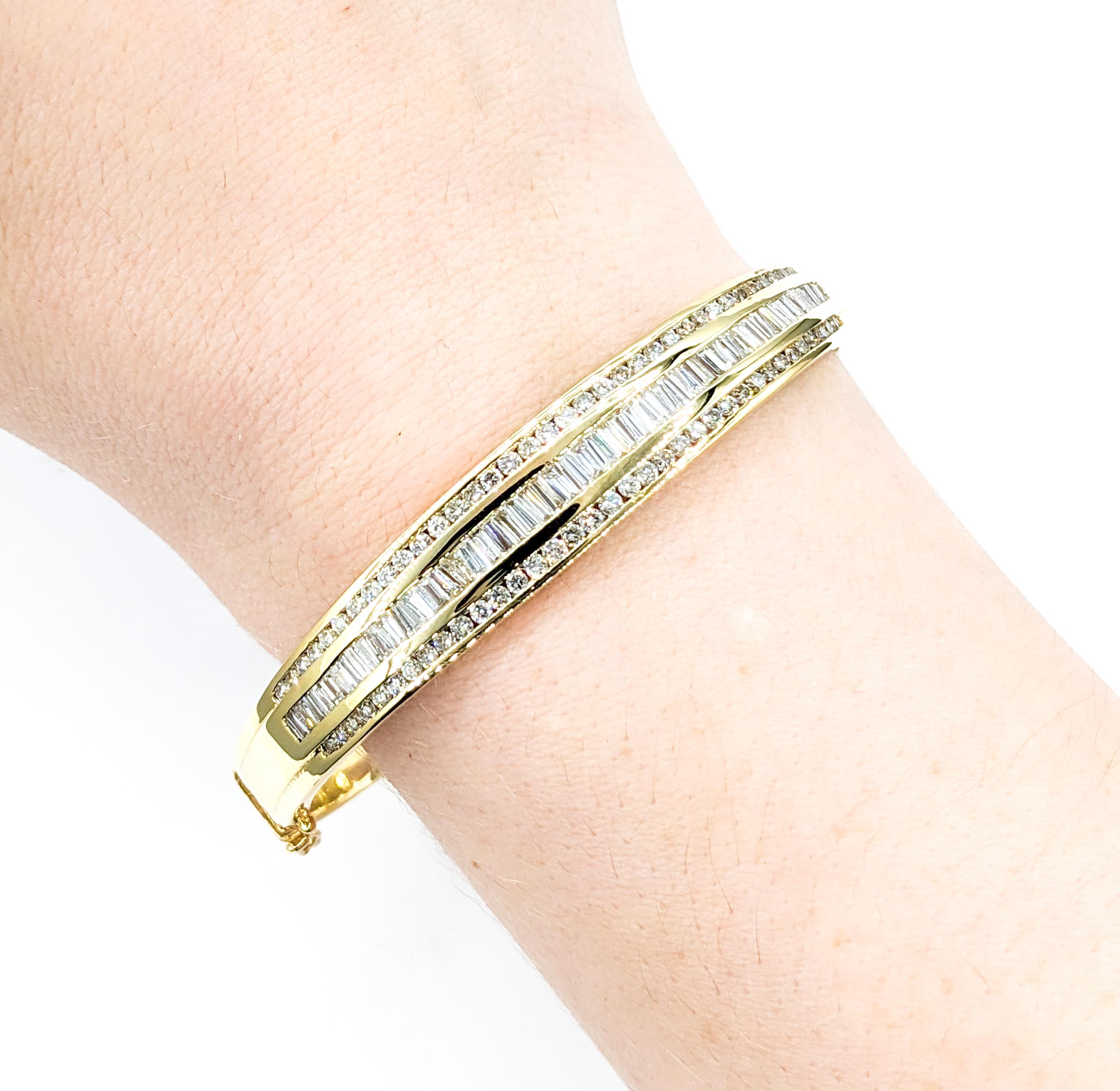 Armreif aus Gelbgold mit 3,00 Karat Diamanten in Kanalfassung

Dieser wunderschöne Diamant-Armreif wurde fachmännisch aus 14-karätigem Gelbgold gefertigt. Das Armband ist mit 3,00 Karat funkelnden Diamanten im Rund- und Baguetteschliff besetzt. Die