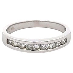 Bague jonc en platine sertie de 9 diamants taille brillant