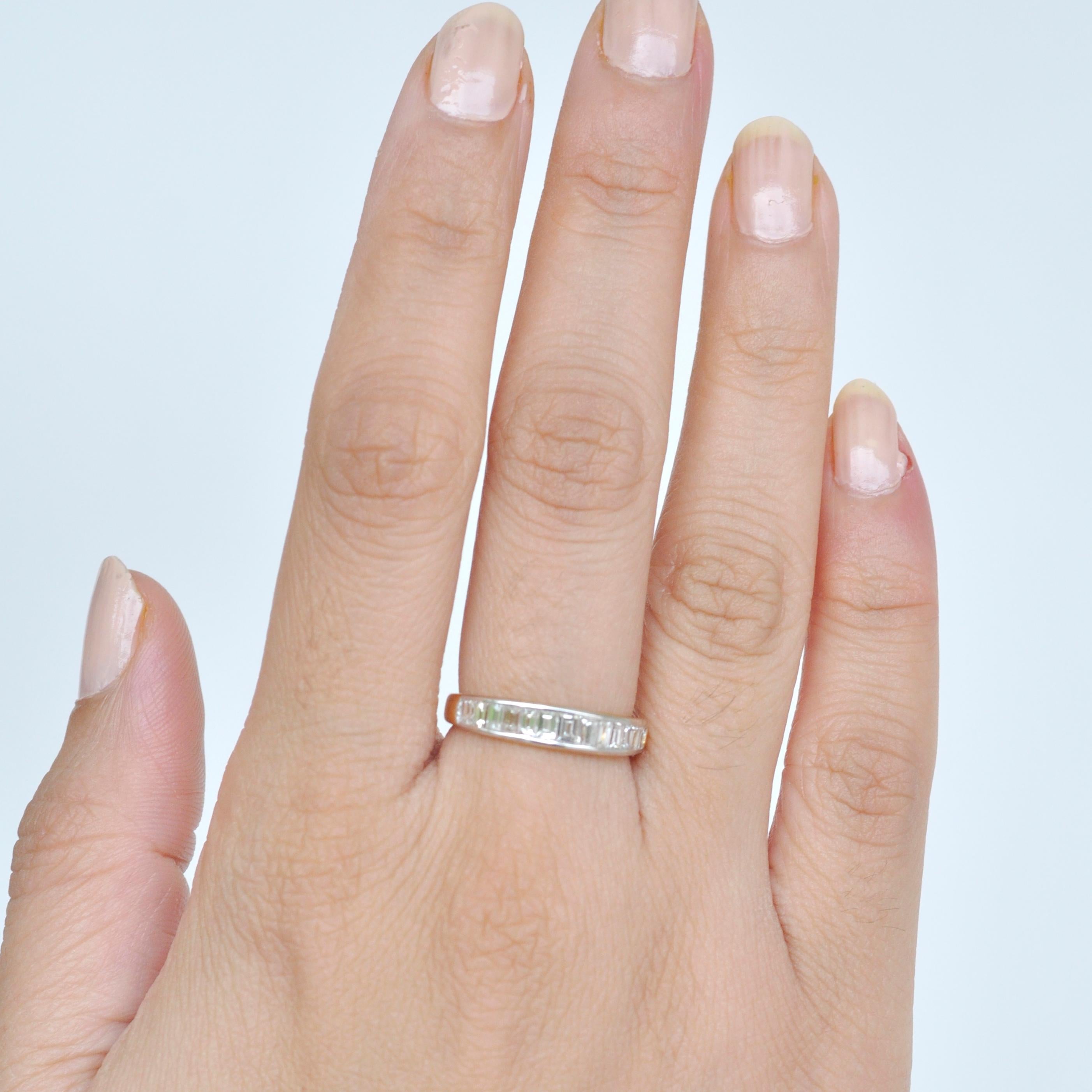 Ein klassisches Baguette-Diamantband aus 18-karätigem Gold mit kanalgefassten Diamant-Baguetten. Eine sorgfältige, handverlesene Auswahl von 15 Naturdiamanten-Baguetten aus einer Vielzahl von Diamanten wird individuell mit Perfektion gefasst. Die