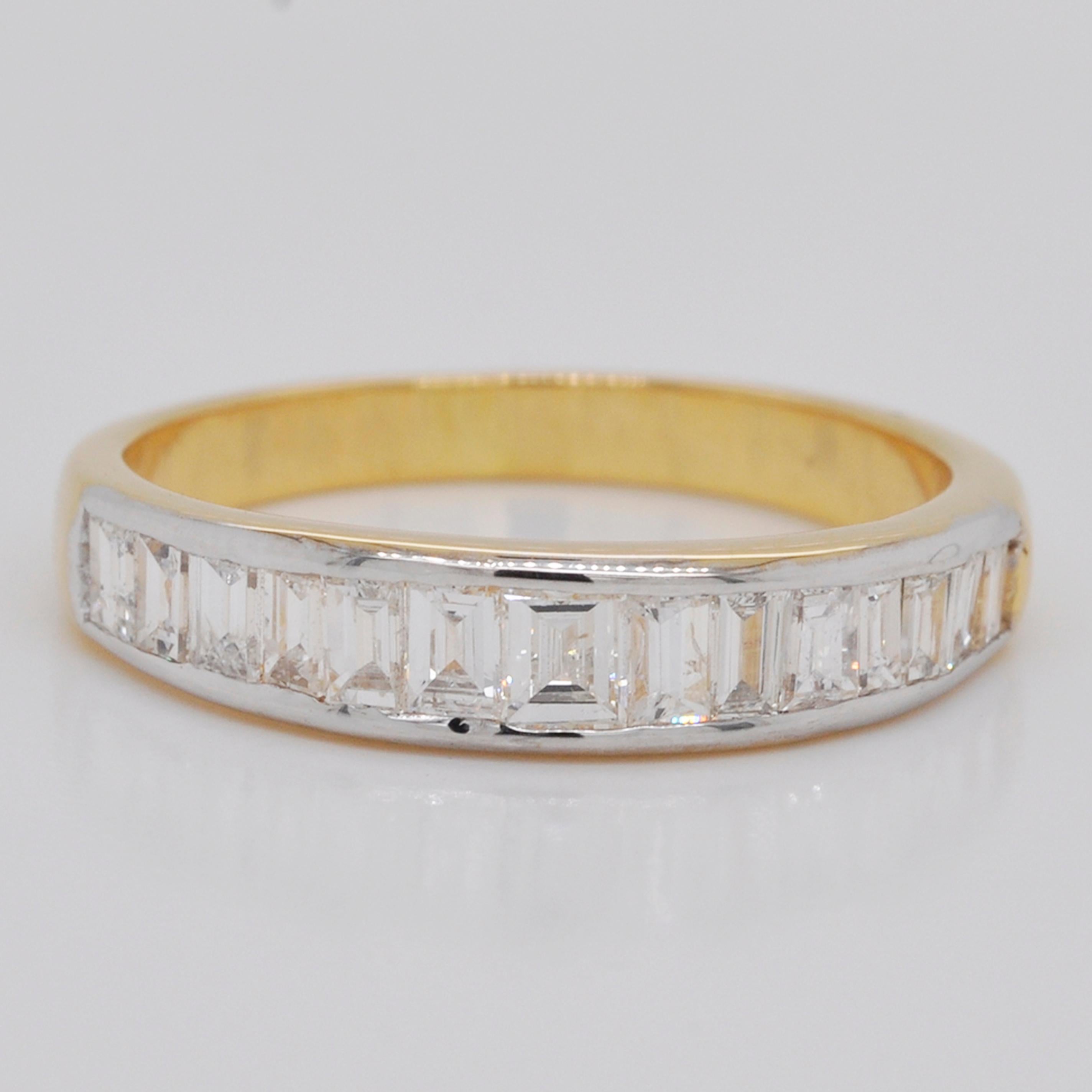 18 Karat Gold Baguette-Diamant zeitgenössischer Bandring mit Kanalfassung im Zustand „Neu“ in Jaipur, Rajasthan
