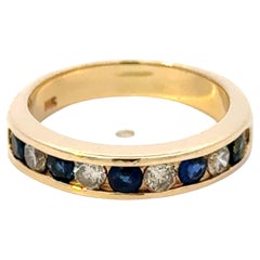 Anello a fascia con zaffiro blu e diamante incastonati a canale, oro giallo 14K