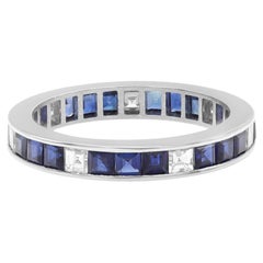 Anneau d'éternité en platine avec saphir bleu serti en canal et diamants de 1,20 carat