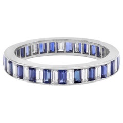 Anello a fascia per l'eternità con zaffiro blu incastonato nel canale, platino 1,72 ctw, misura 6,75