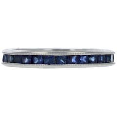 Eternity-Ring mit blauem Saphir im Kanalschliff