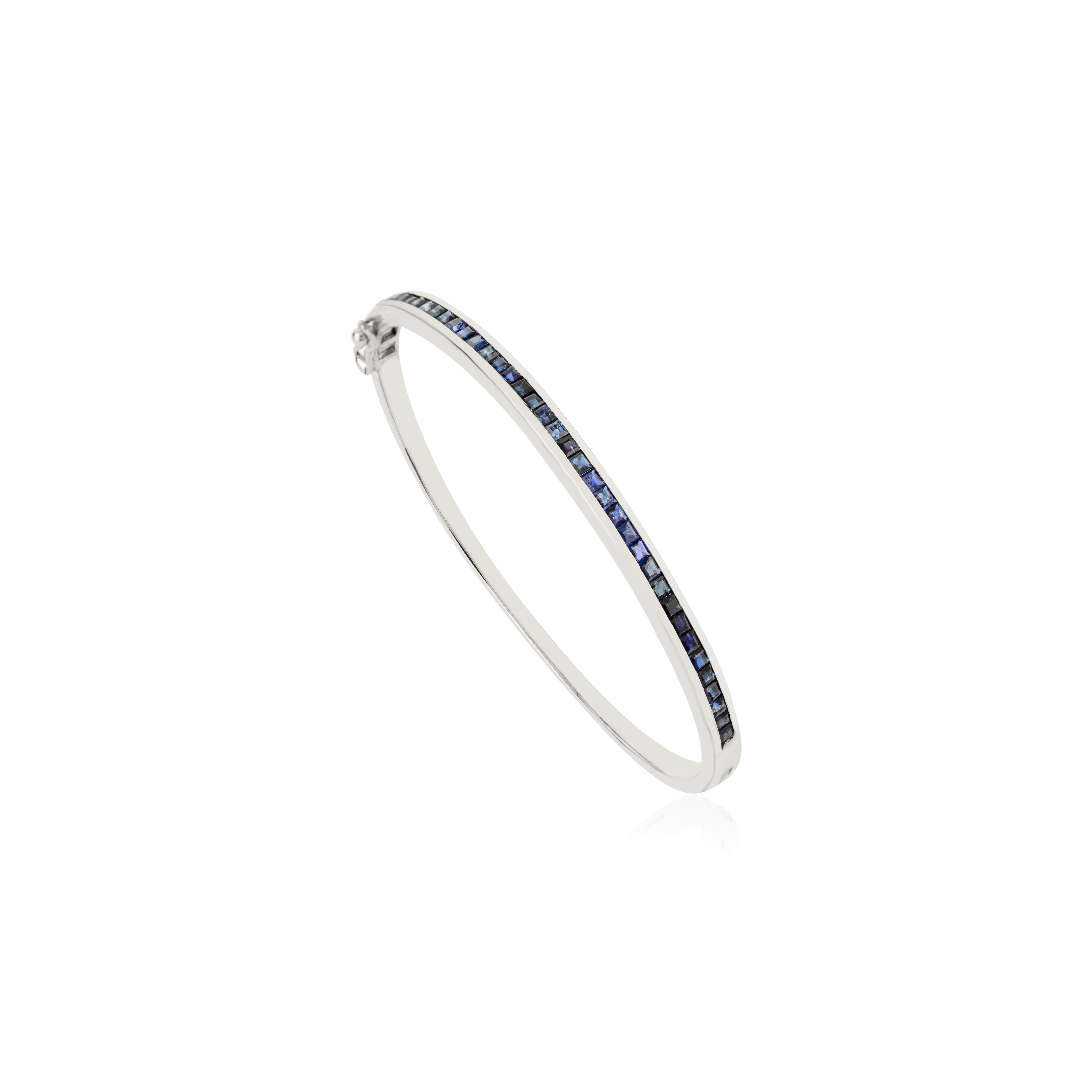 Stapelbarer Armreif mit blauem Saphir in 925er Silber Schmuck (Carréeschliff) im Angebot