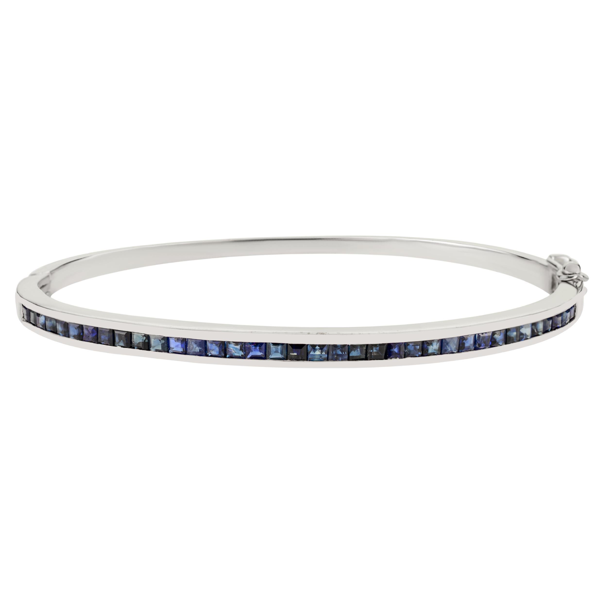 Stapelbarer Armreif mit blauem Saphir in 925er Silber Schmuck im Angebot