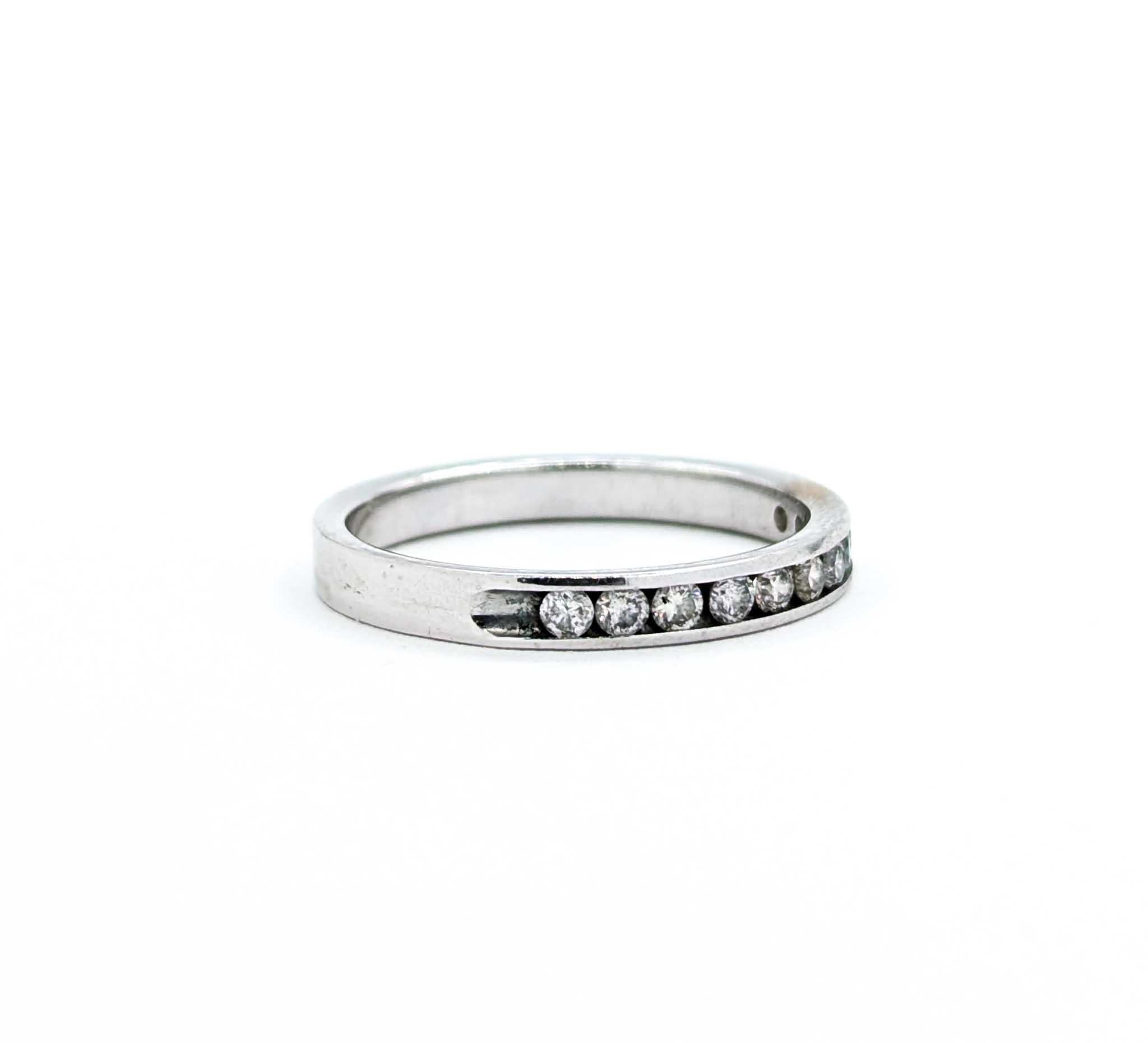 Dieses klassische Diamantband ist aus 10 Karat Weißgold gefertigt und verfügt über 0,25 Karat Gesamtgewicht an runden Diamanten im Brillantschliff. Die Kanalfassung hält die Steine sicher in einer schlanken Reihe und ermöglicht so ein glattes und