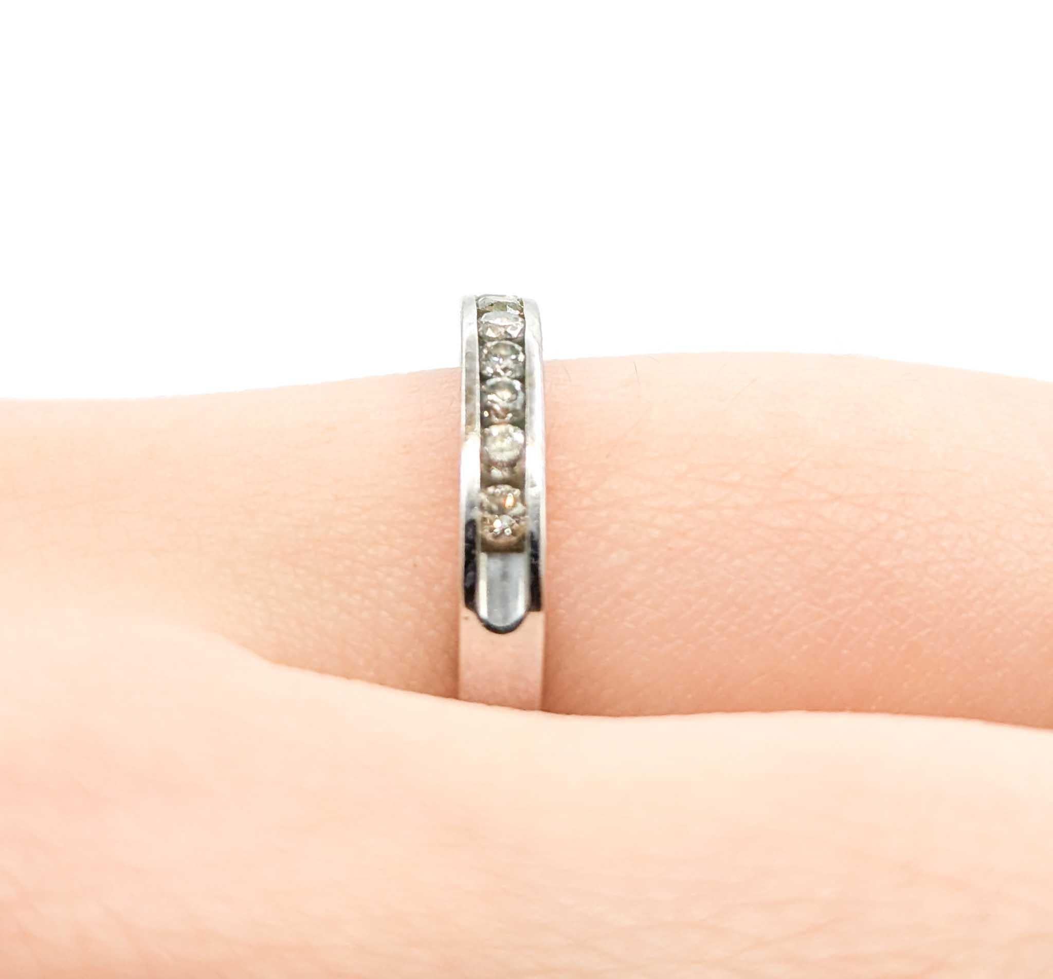 Kanalisiertes Diamantband in 10k Weißgold (Rundschliff) im Angebot