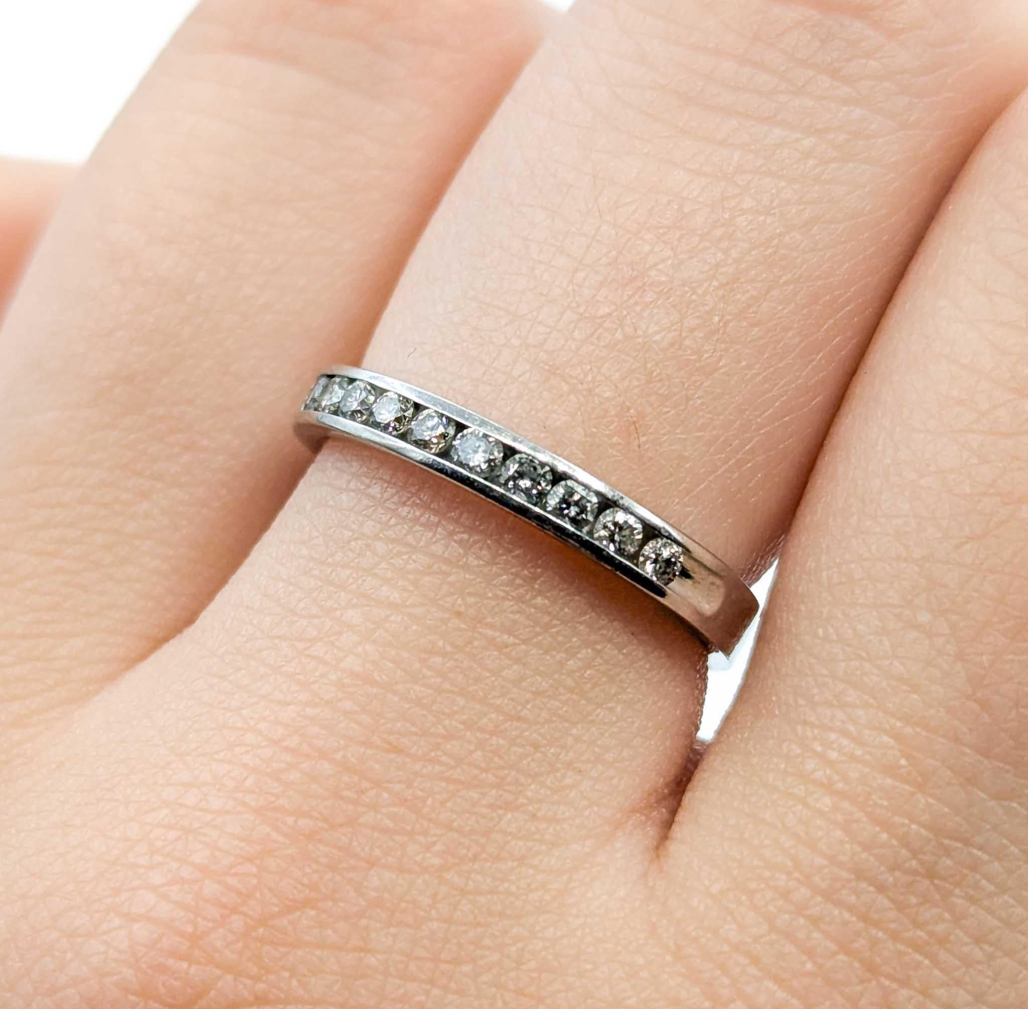 Kanalisiertes Diamantband in 10k Weißgold im Zustand „Hervorragend“ im Angebot in Bloomington, MN