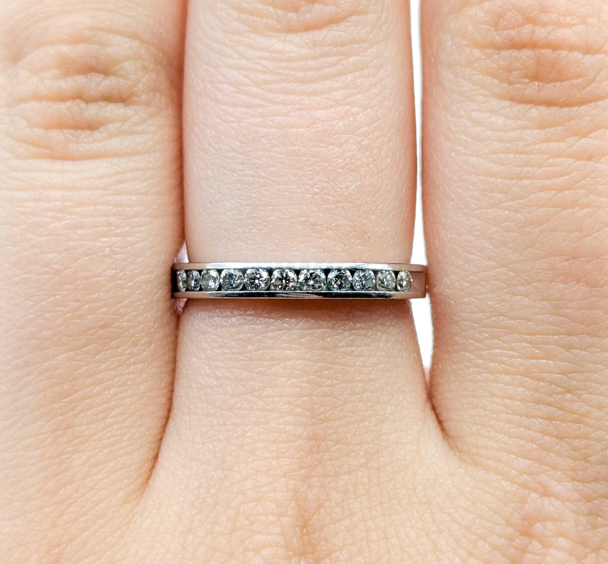 Kanalisiertes Diamantband in 10k Weißgold Damen im Angebot