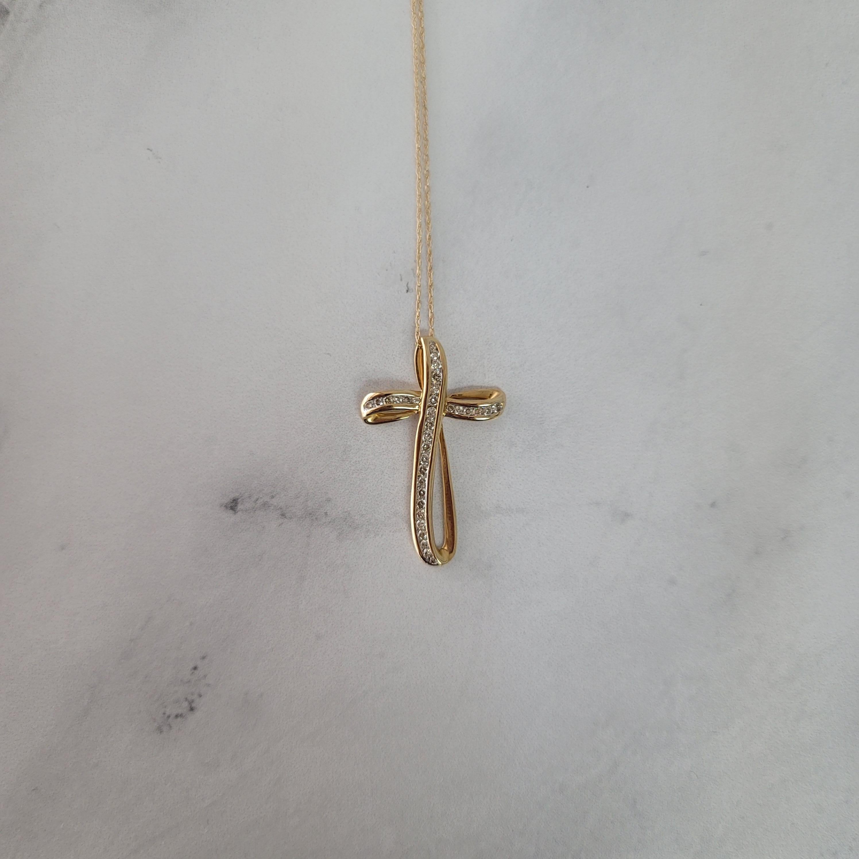 Collier en or jaune 14k avec croix en diamants sertis en canal .75cttw Neuf - En vente à Sugar Land, TX