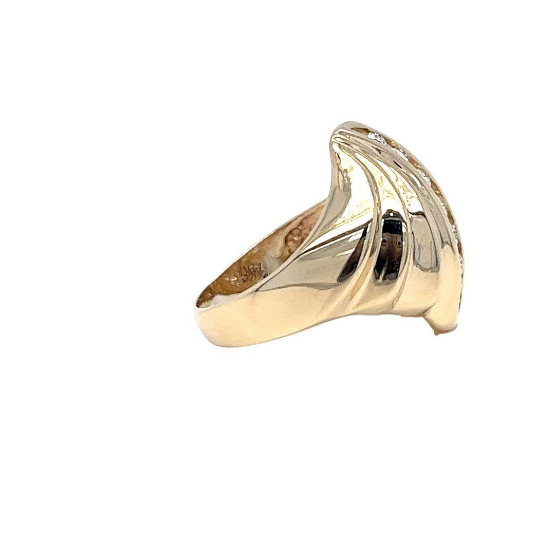 Taille ronde Bague dînatoire en or jaune avec diamants en serti Channel et Design/One en vente