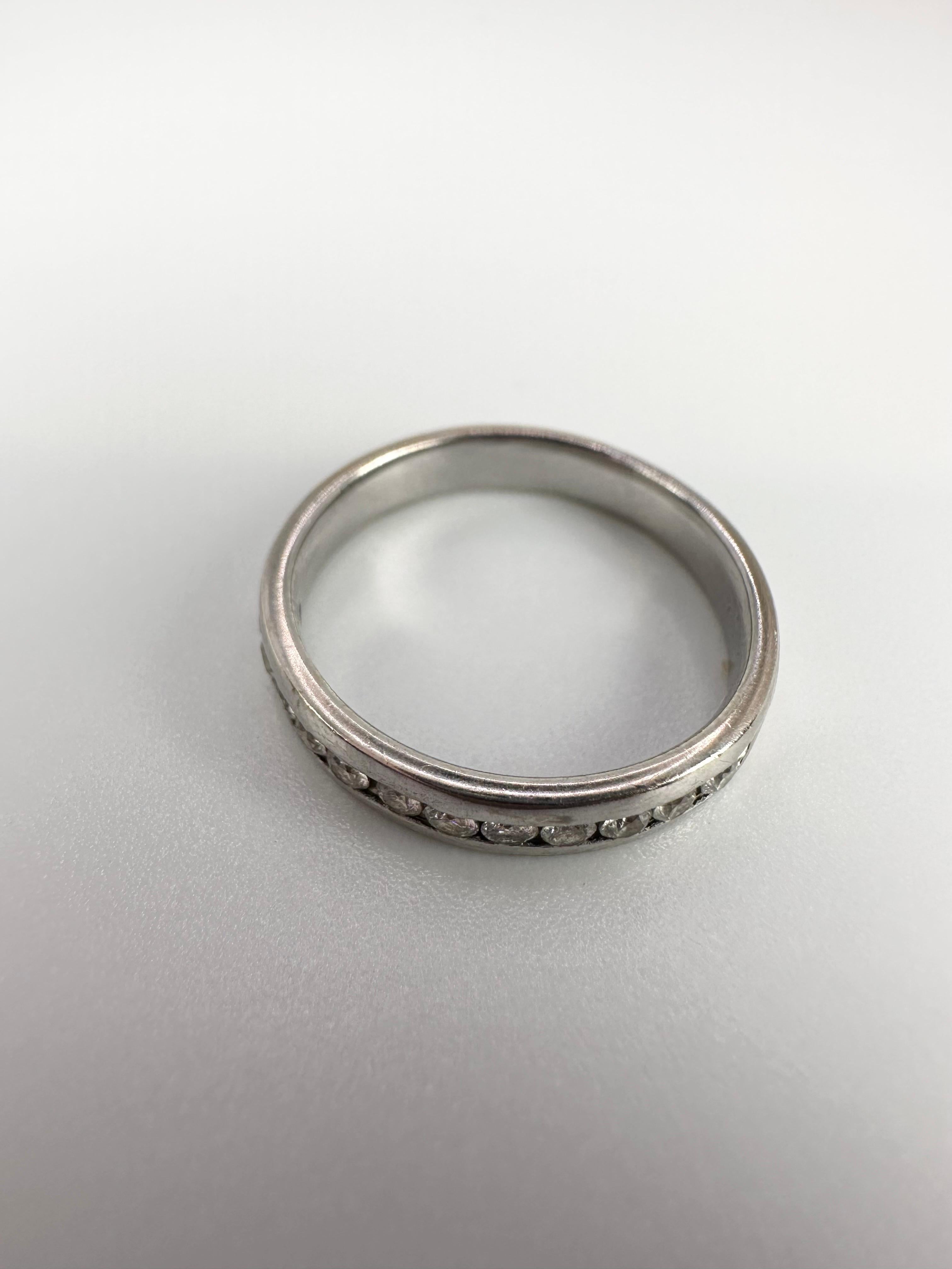 Diamant-Hochzeitsring mit Kanalbesatz 14KT Weißgold 0,12 Karat im Zustand „Gut“ im Angebot in Jupiter, FL