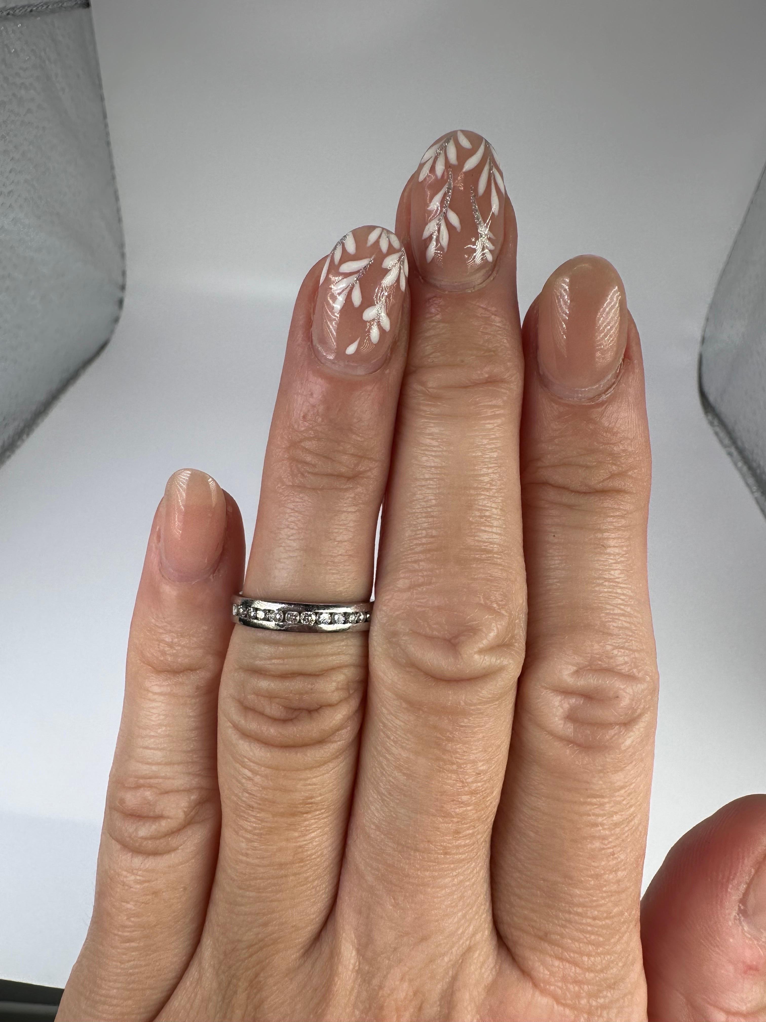 Diamant-Hochzeitsring mit Kanalbesatz 14KT Weißgold 0,12 Karat im Angebot 1