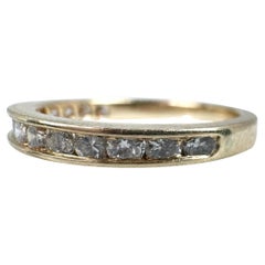 Alianza de diamantes engastada en canal 14KT oro amarillo