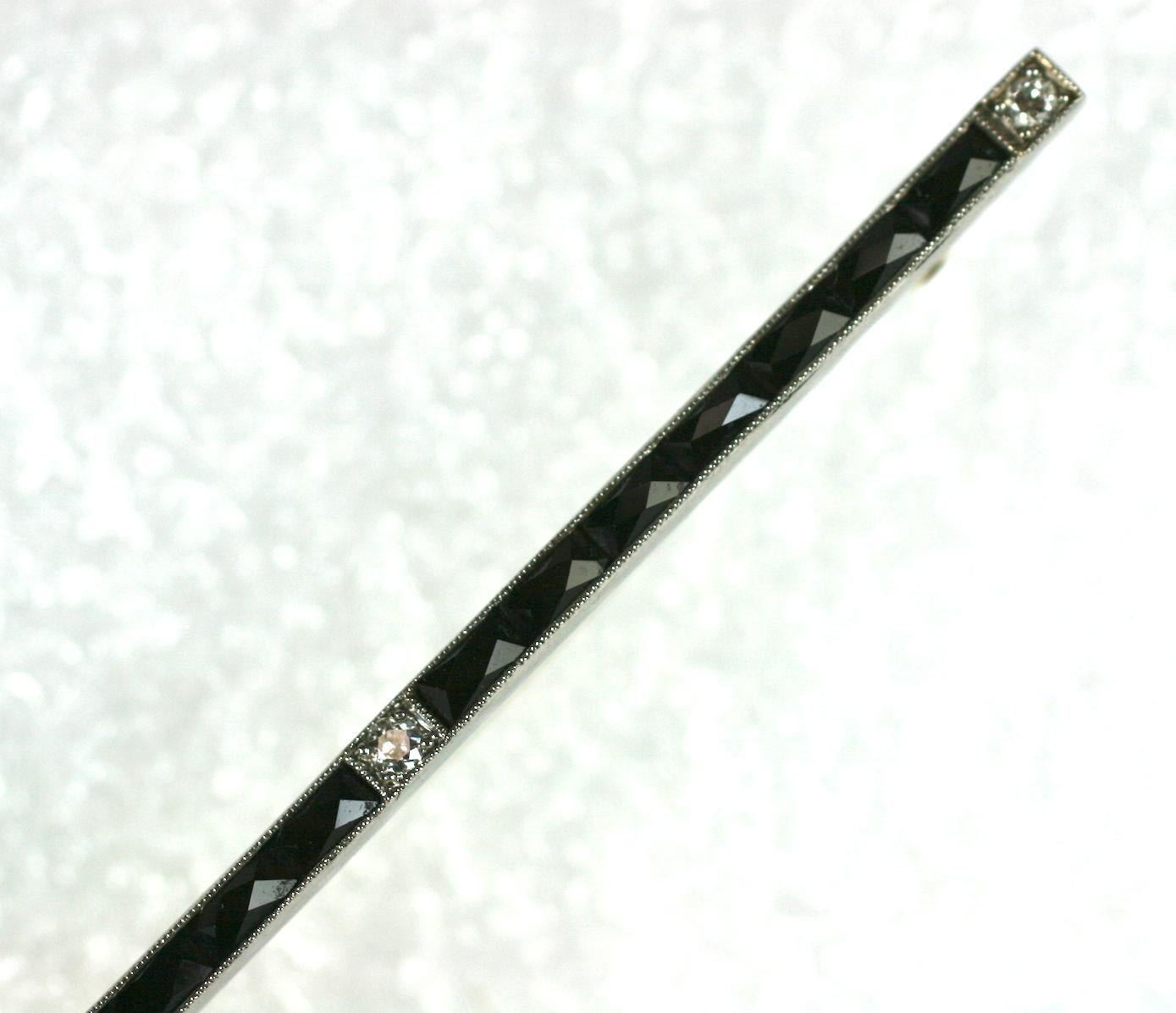 Eleganter Kanal Set Onyx und Diamant Art Deco Bar Pin aus den 1920er Jahren. Wunderschön facettierte, französisch geschliffene Onyxsteine sind in einen Kanal mit 3 Diamantstein-Akzenten eingefasst. Platin mit 18-karätigem Goldboden.  
2.5