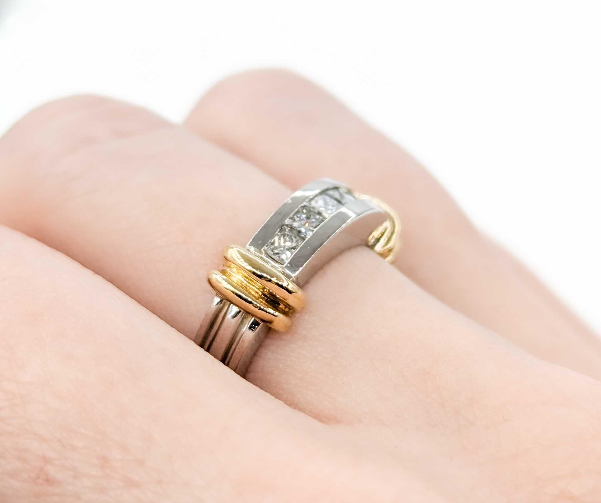Bandeau en platine et or jaune 18k avec diamant taille princesse en serti clos

Voici une bague de mode en diamant raffinée, réalisée en or jaune 18 carats et en platine. La bague est ornée de diamants de 0,50ctw dans une élégante monture à canaux.