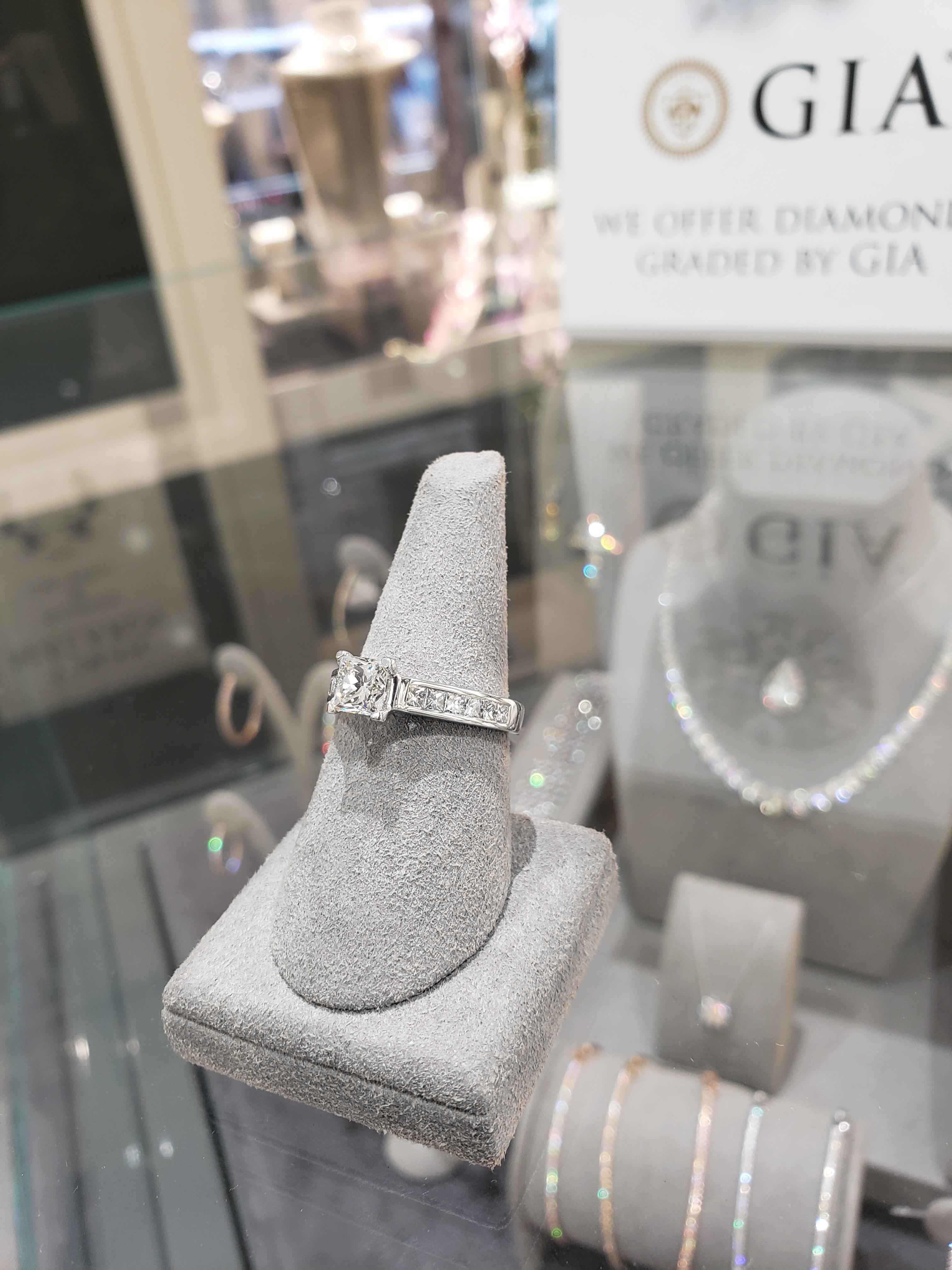 Roman Malakov Verlobungsring mit 1,67 Karat Diamant im Prinzessinnenschliff im Zustand „Neu“ im Angebot in New York, NY