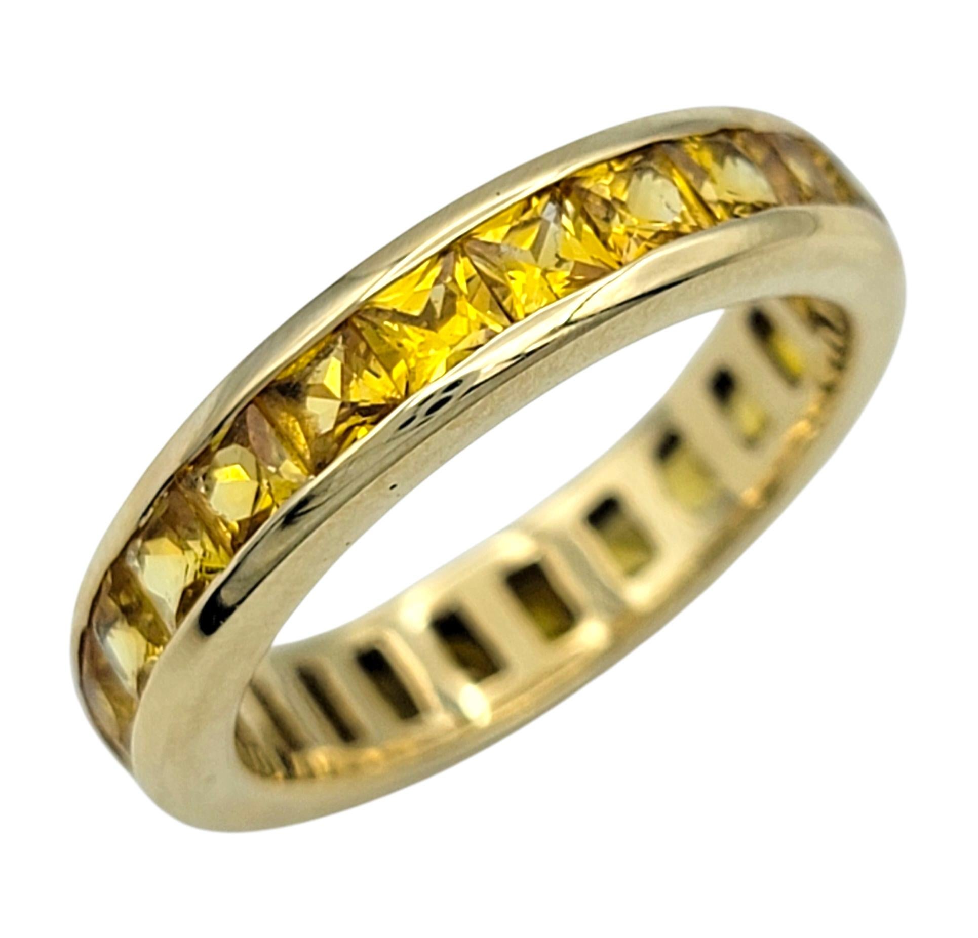Taille de l'anneau : 6.75

Ce superbe bracelet d'éternité en saphir présente une rangée continue de saphirs jaunes vibrants qui s'enroulent sans interruption autour du doigt. Les pierres de taille princesse sont serties en canal dans un style épuré