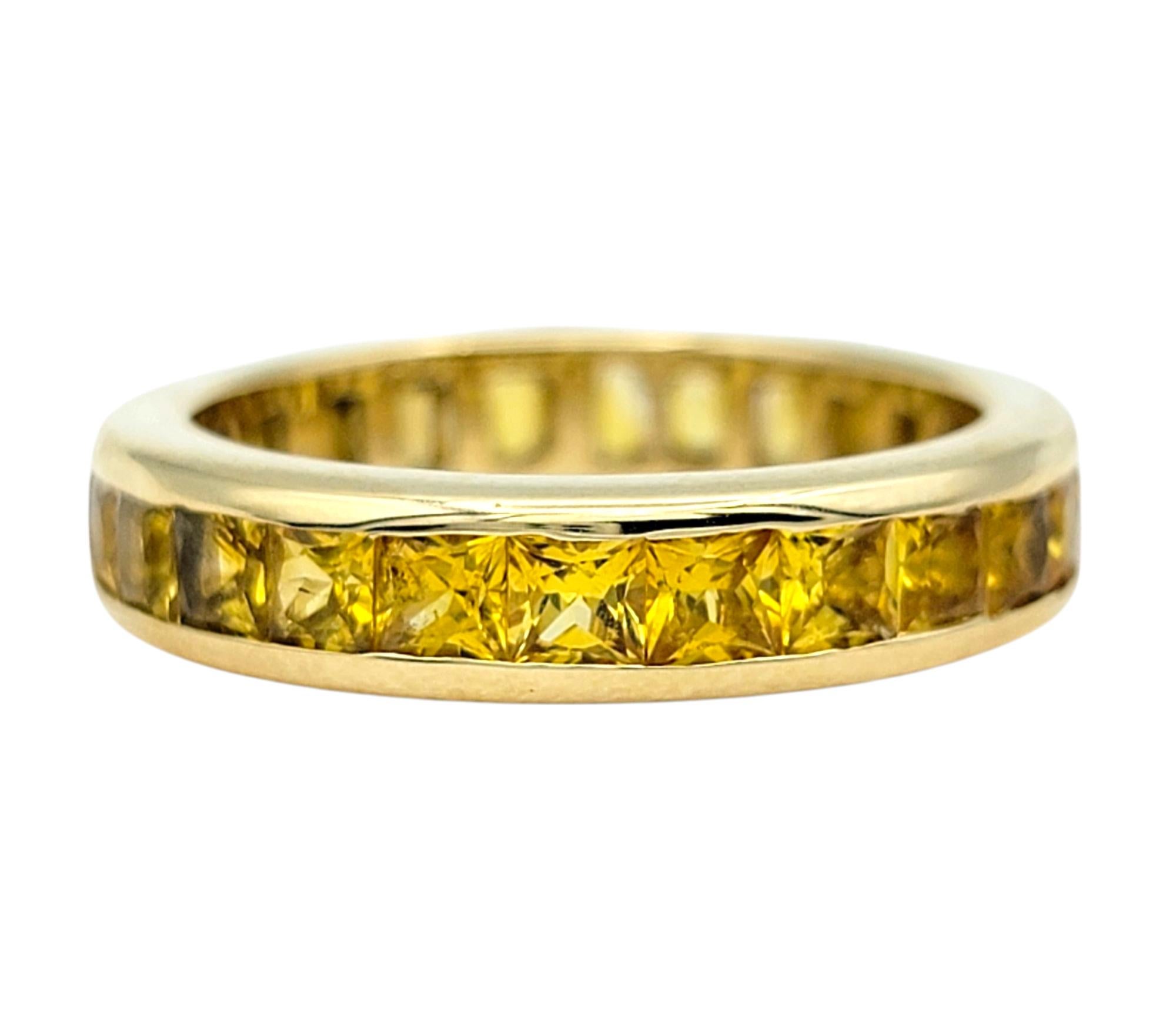 Contemporain Channel Set Princesse Coupe Jaune Saphir Bague d'Éternité Or Jaune 14 Karat en vente