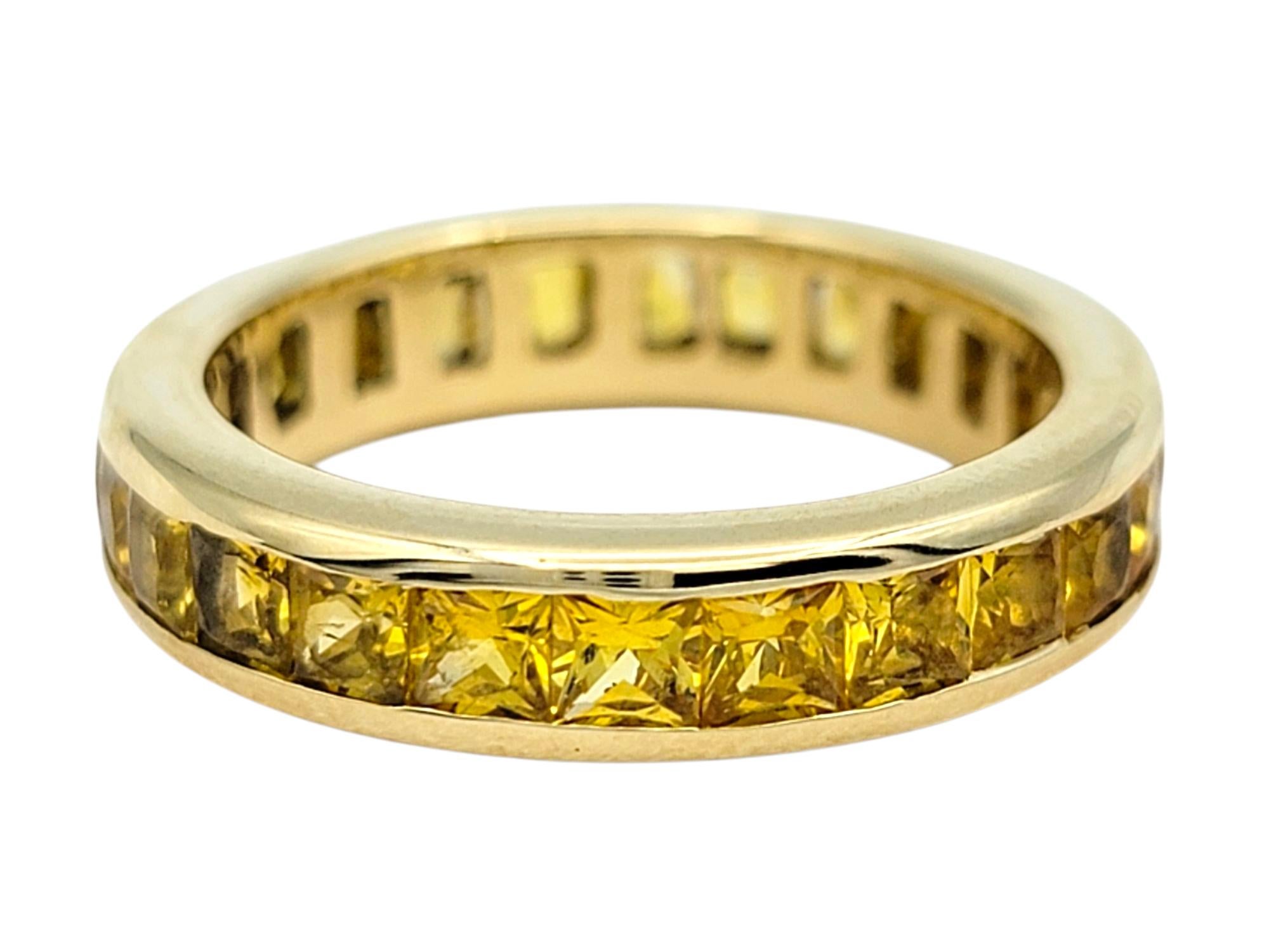 Taille princesse Channel Set Princesse Coupe Jaune Saphir Bague d'Éternité Or Jaune 14 Karat en vente
