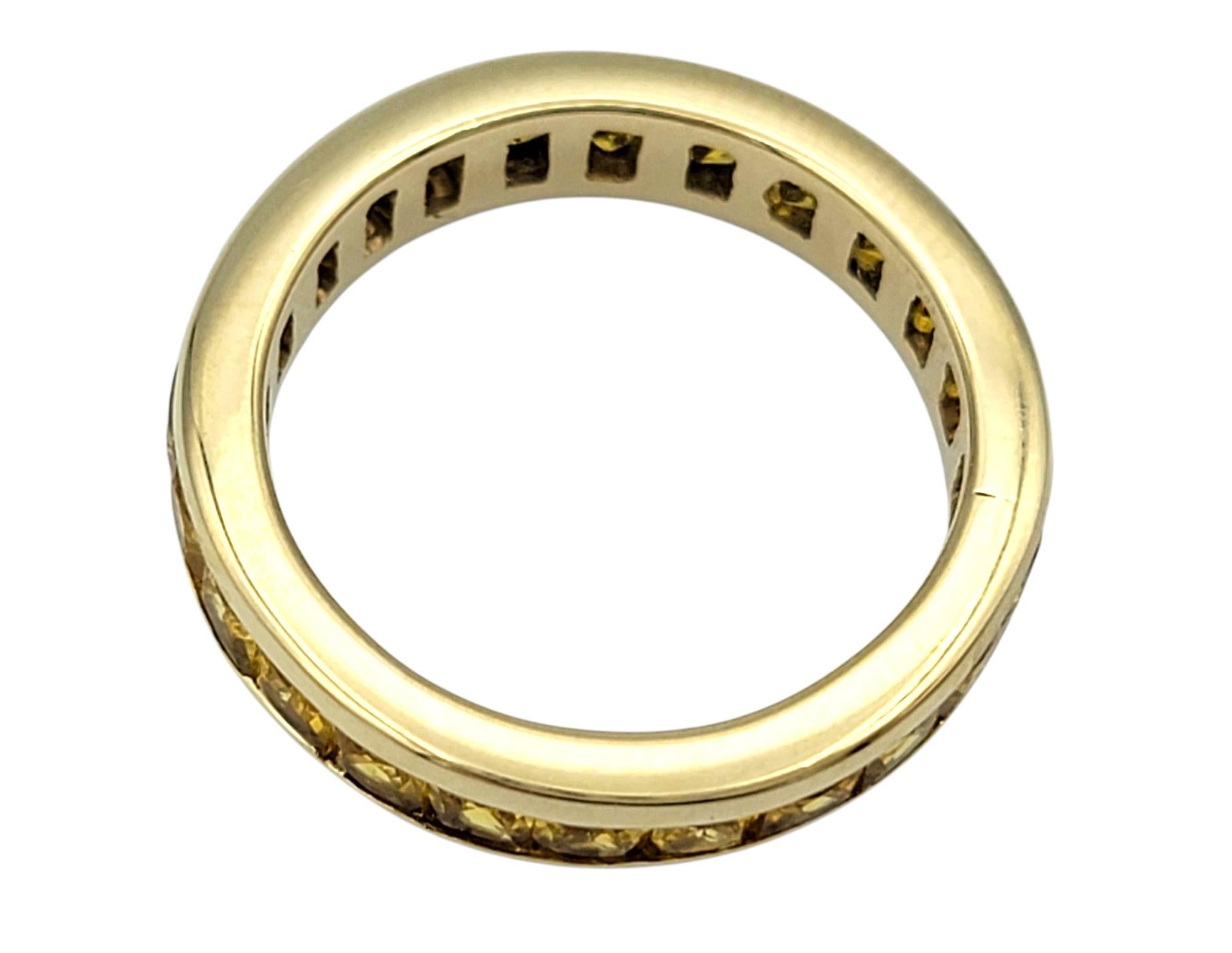 Channel Set Princesse Coupe Jaune Saphir Bague d'Éternité Or Jaune 14 Karat Bon état - En vente à Scottsdale, AZ