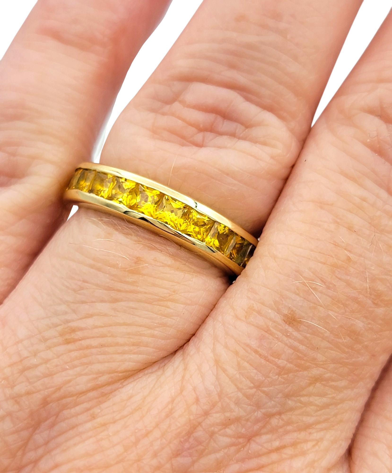 Channel Set Princesse Coupe Jaune Saphir Bague d'Éternité Or Jaune 14 Karat en vente 1