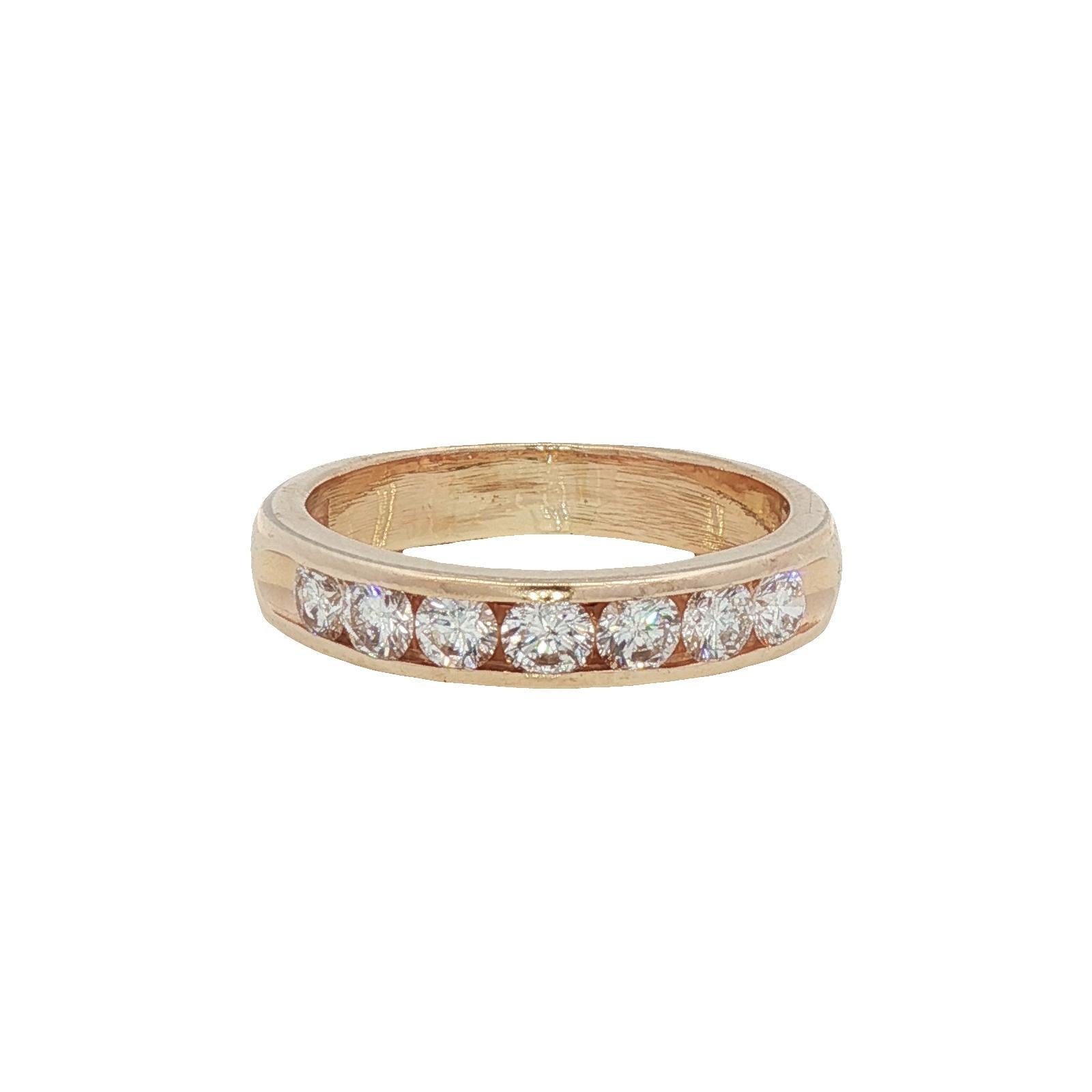 Moderne Anneau de mariage en or jaune 14 carats avec diamants ronds et brillants en serti clos en vente