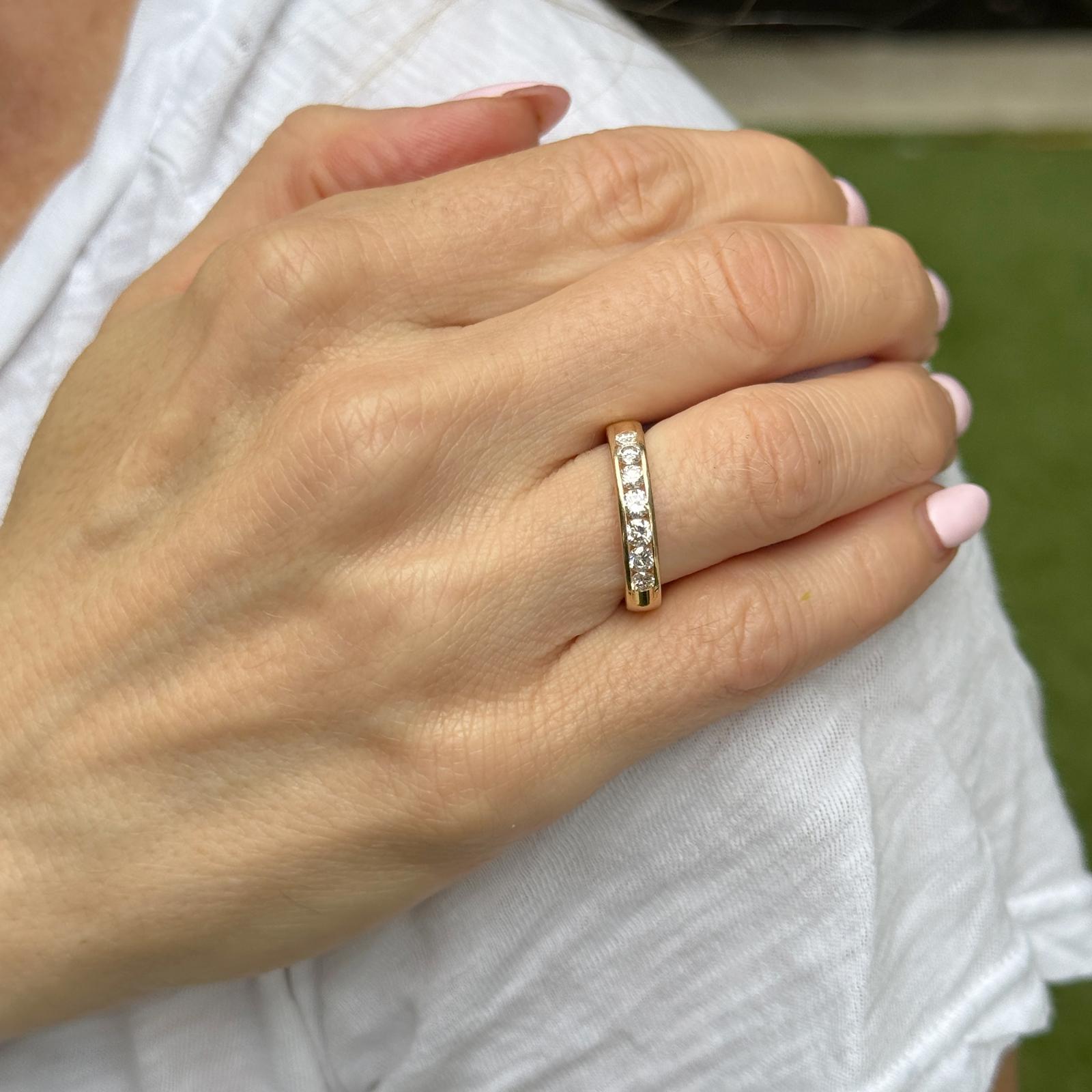 Taille brillant Anneau de mariage en or jaune 14 carats avec diamants ronds et brillants en serti clos en vente