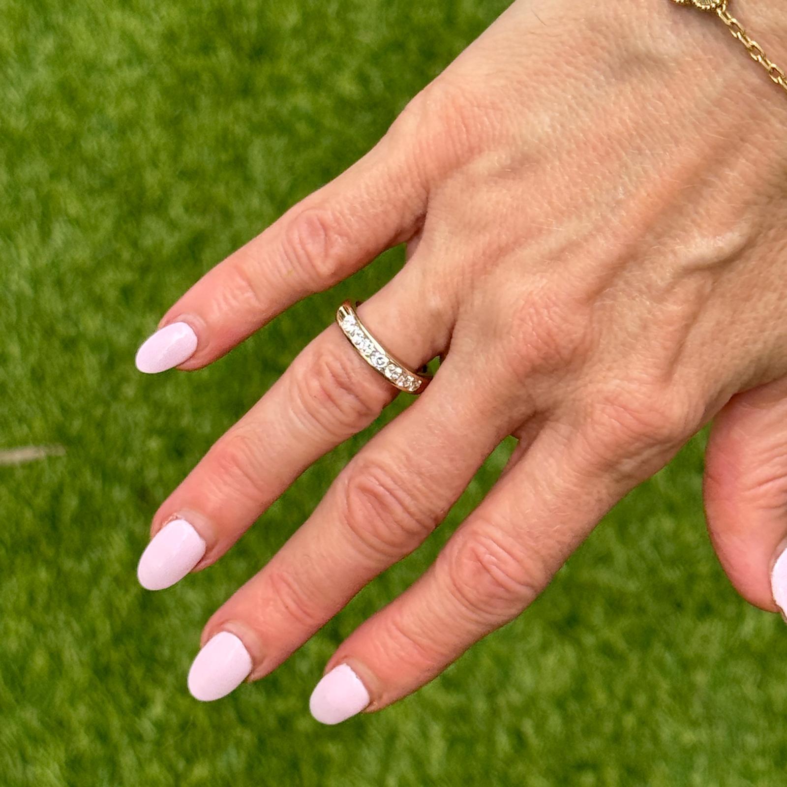 Anneau de mariage en or jaune 14 carats avec diamants ronds et brillants en serti clos Pour femmes en vente