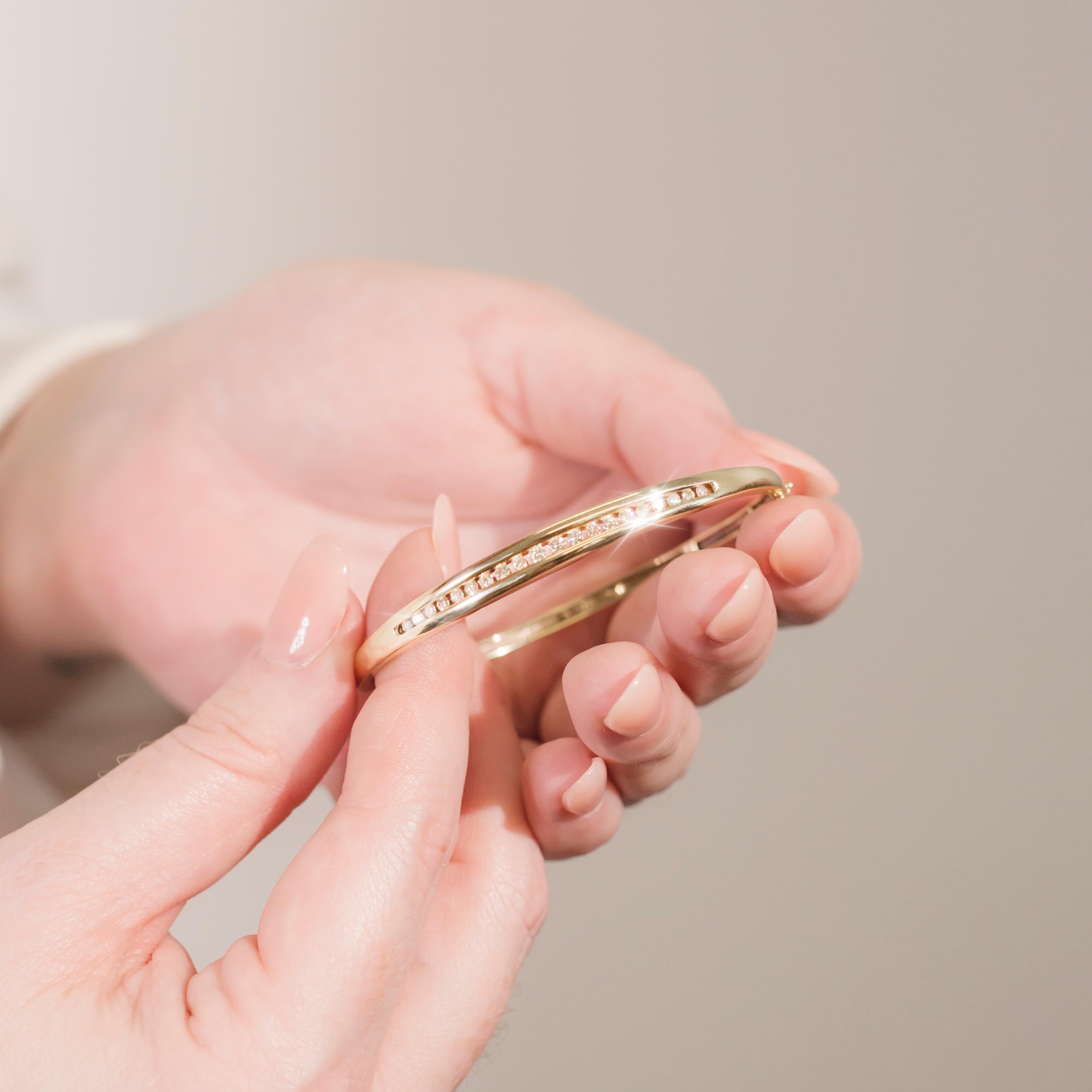 Channel Set Round Brilliant Diamond Vintage Hinged Bangle in 9 Carat Yellow Gold In Good Condition In Hamilton, AU