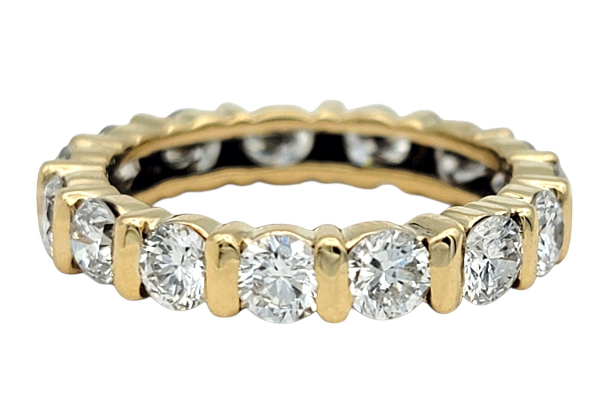 Taille de l'anneau : 5.5

Ce bracelet d'éternité classique en diamant rayonne d'une élégance intemporelle avec un cercle complet de diamants ronds brillants sertis dans de l'or jaune 14 carats. Chaque diamant est serti en canal pour permettre un