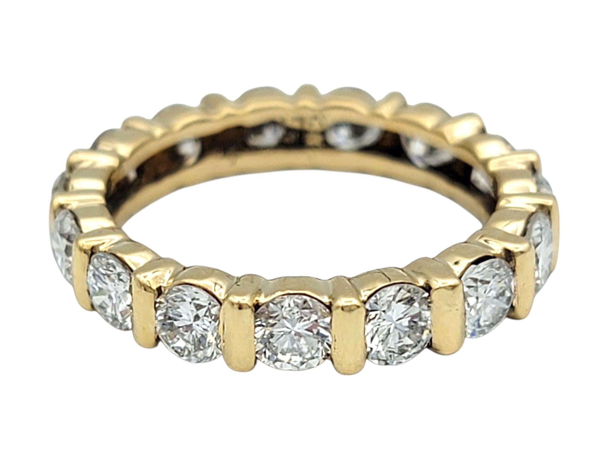 Contemporain Bague d'éternité en or jaune 14 carats avec diamants ronds en serti clos en vente