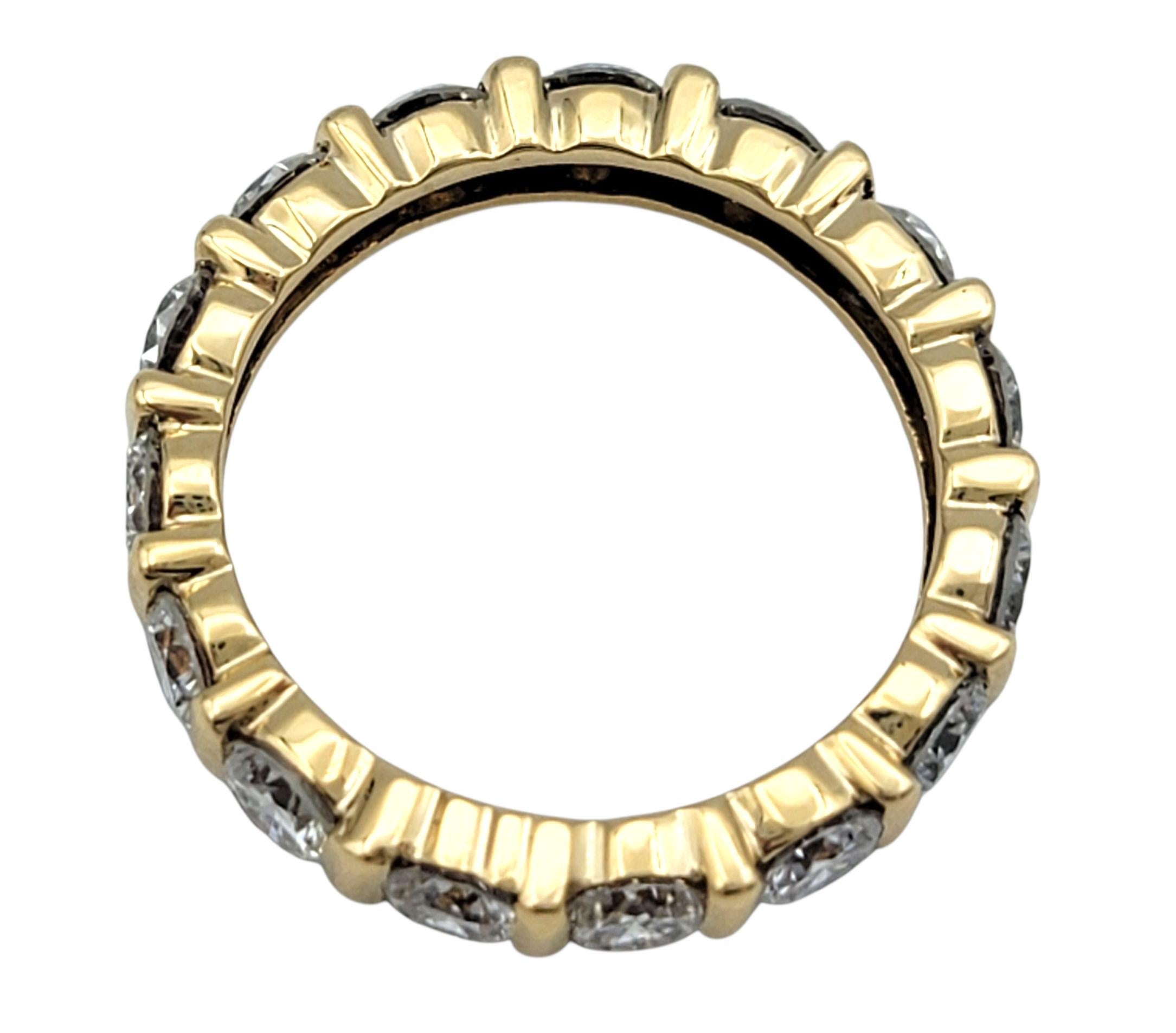Taille ronde Bague d'éternité en or jaune 14 carats avec diamants ronds en serti clos en vente